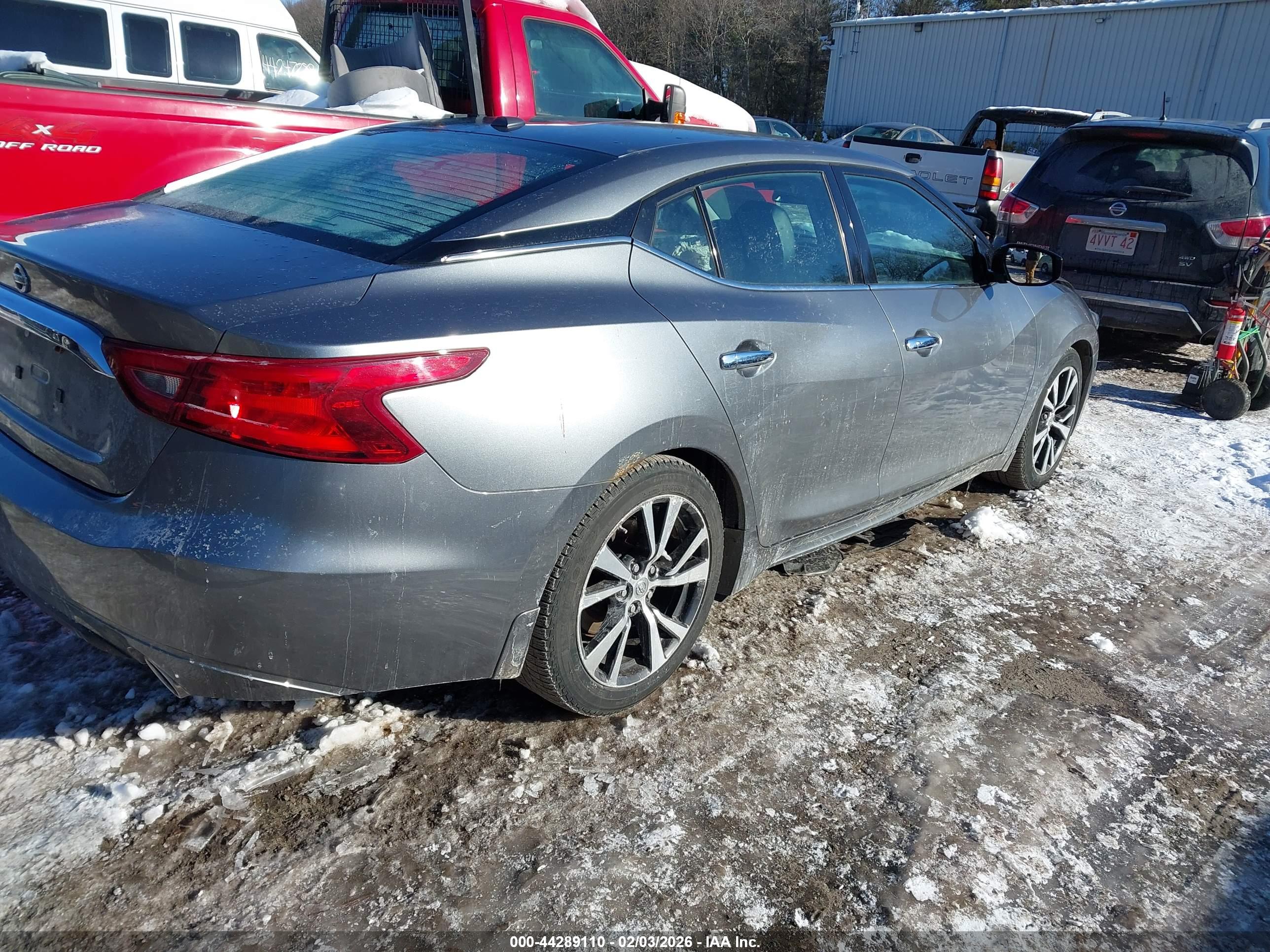 NISSAN MAXIMA image 4