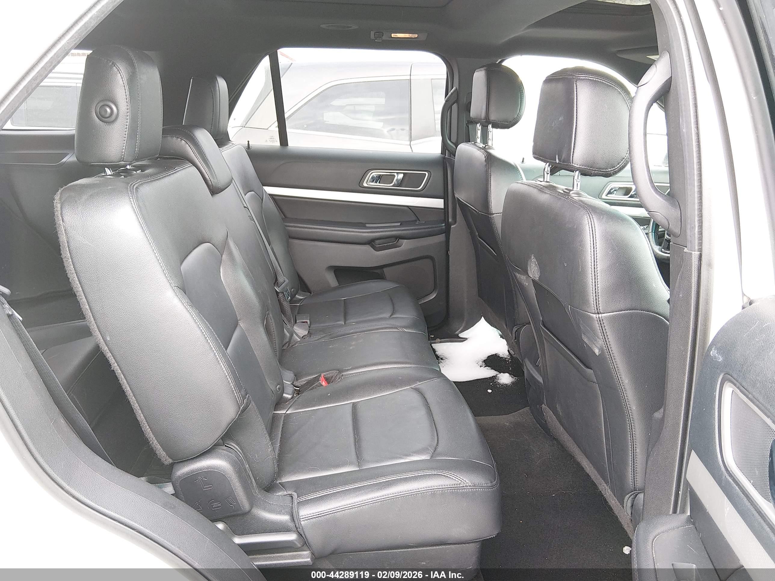 FORD EXPLORER image 8
