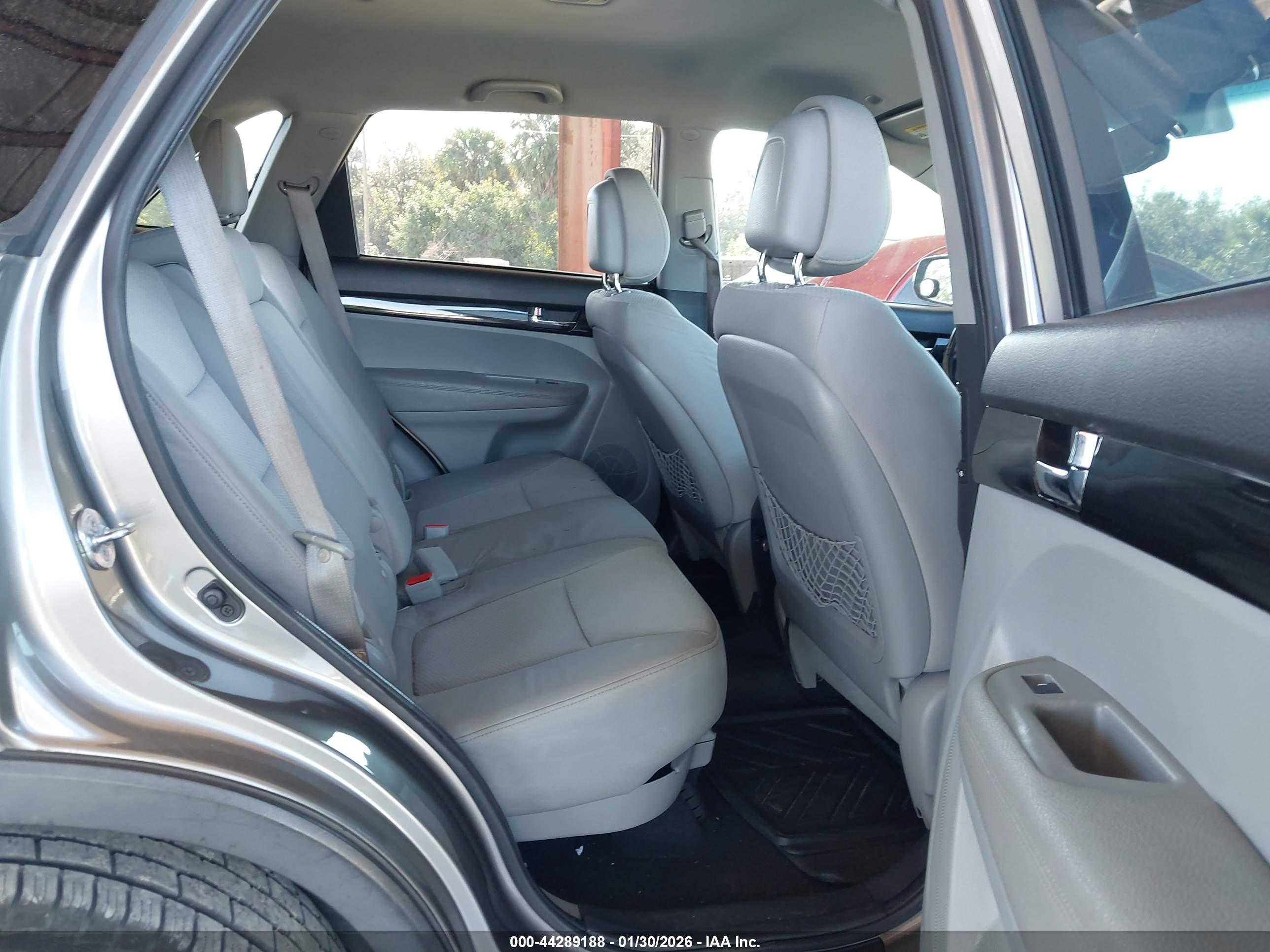 KIA SORENTO image 8