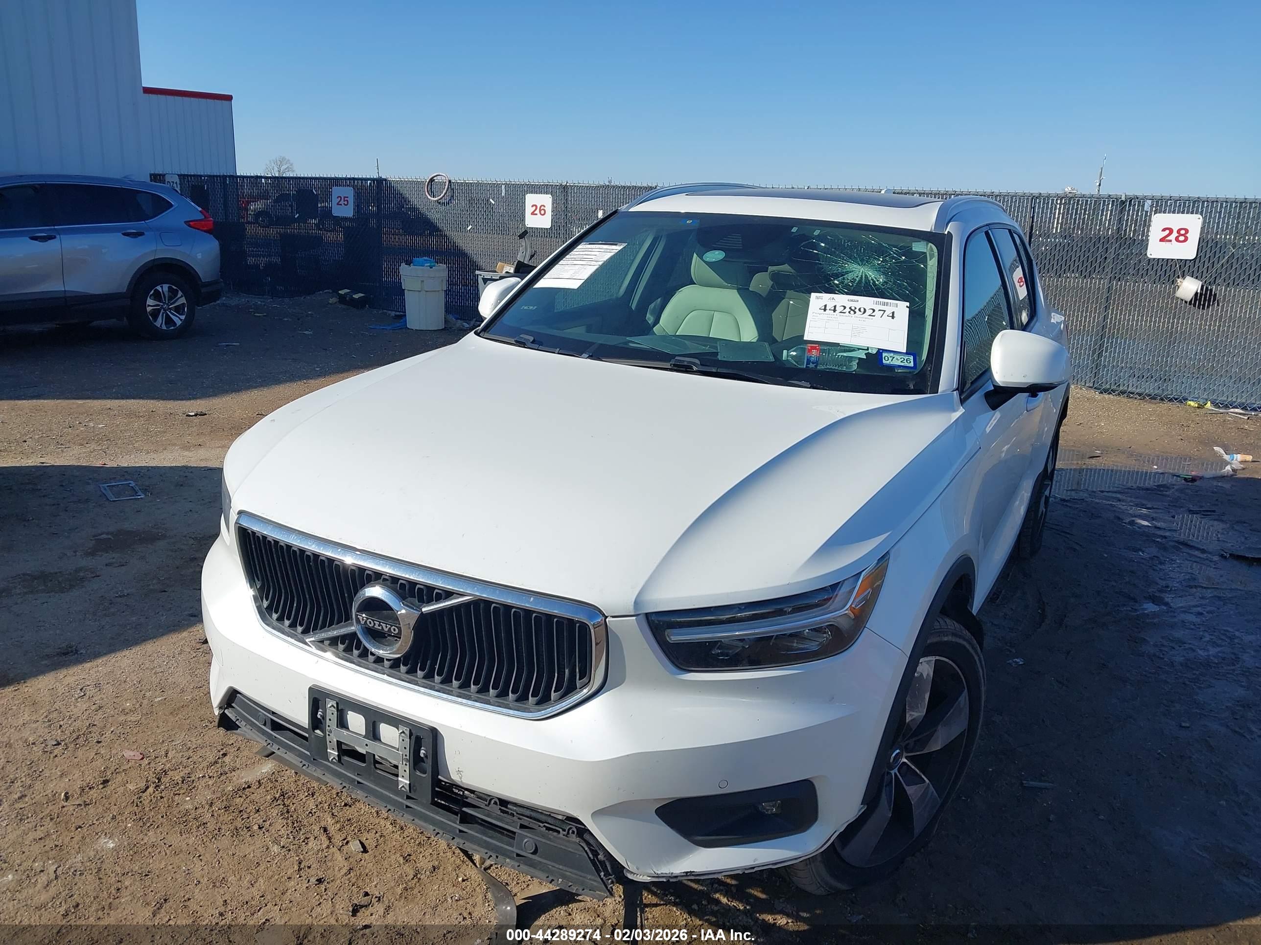 VOLVO XC40 image 2