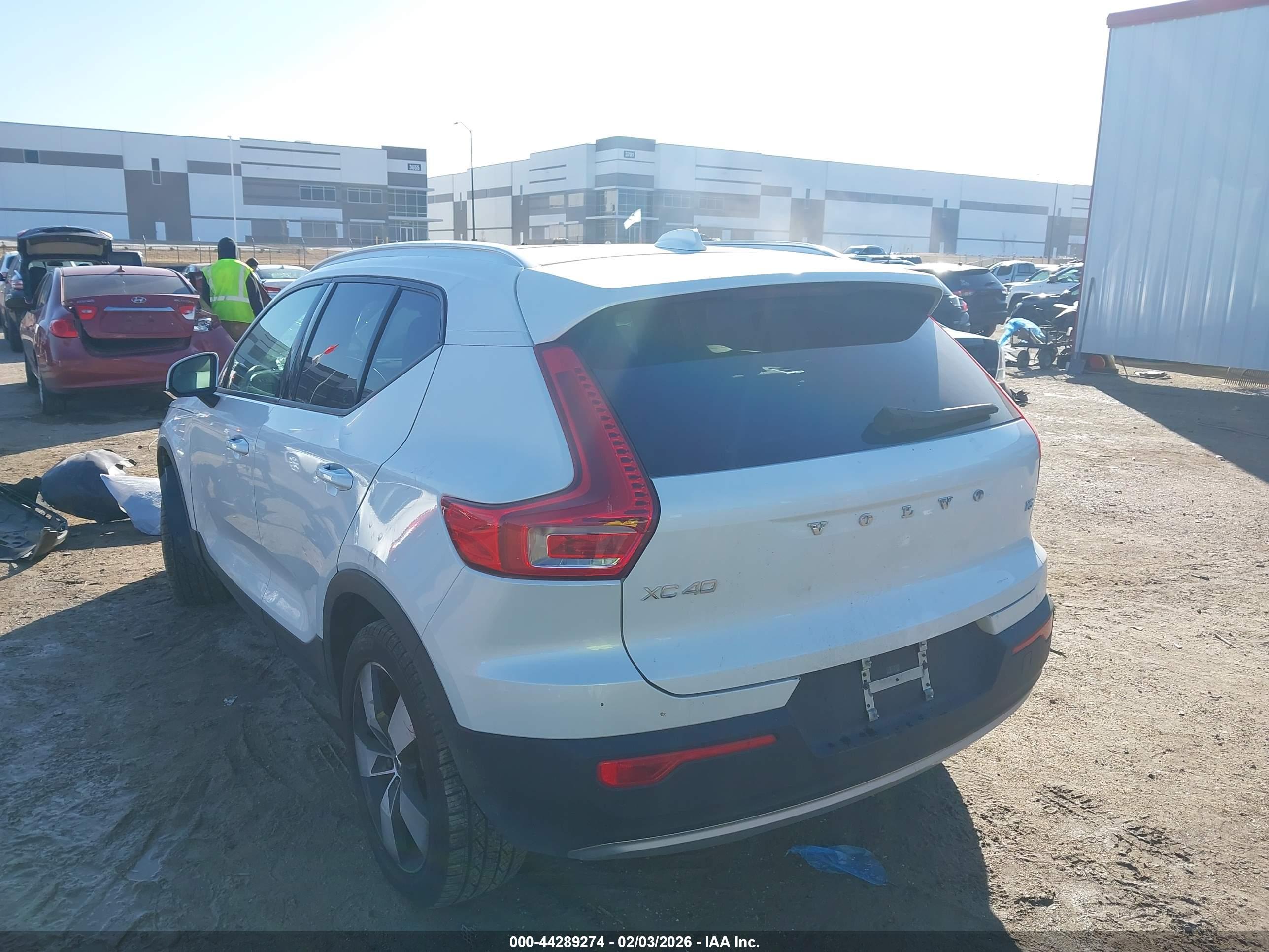 VOLVO XC40 image 3