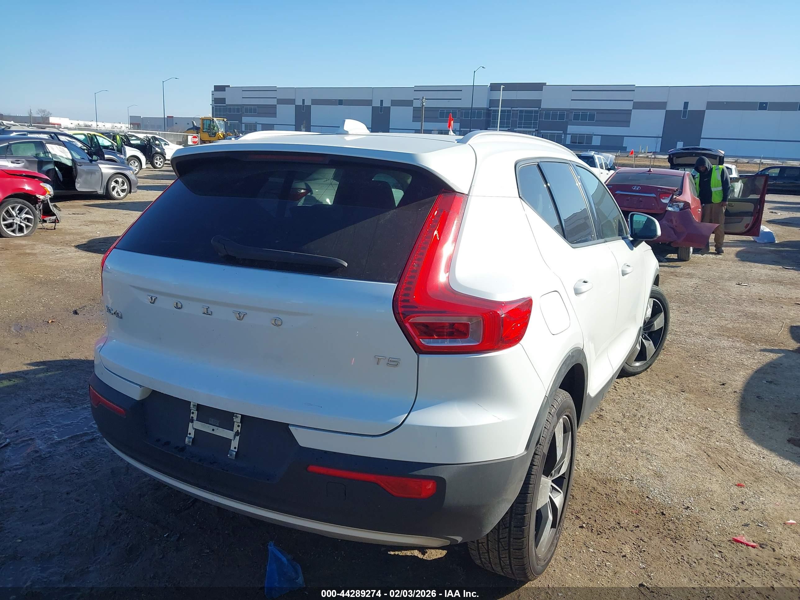 VOLVO XC40 image 4