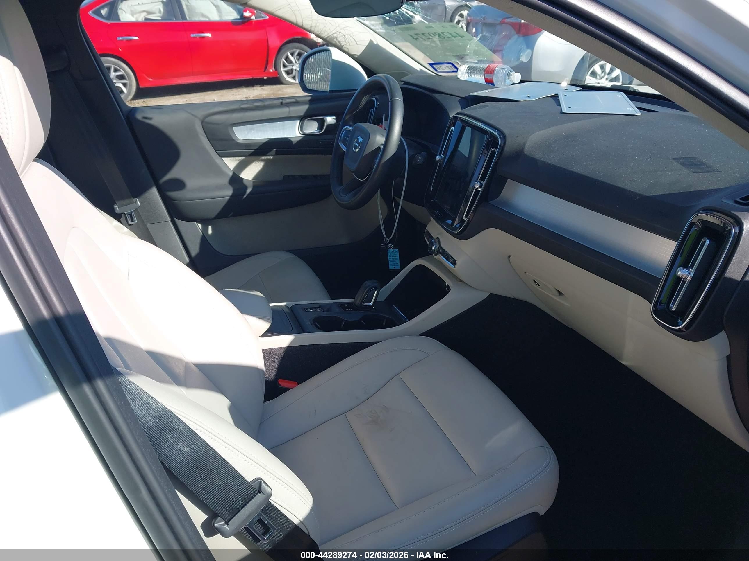 VOLVO XC40 image 5