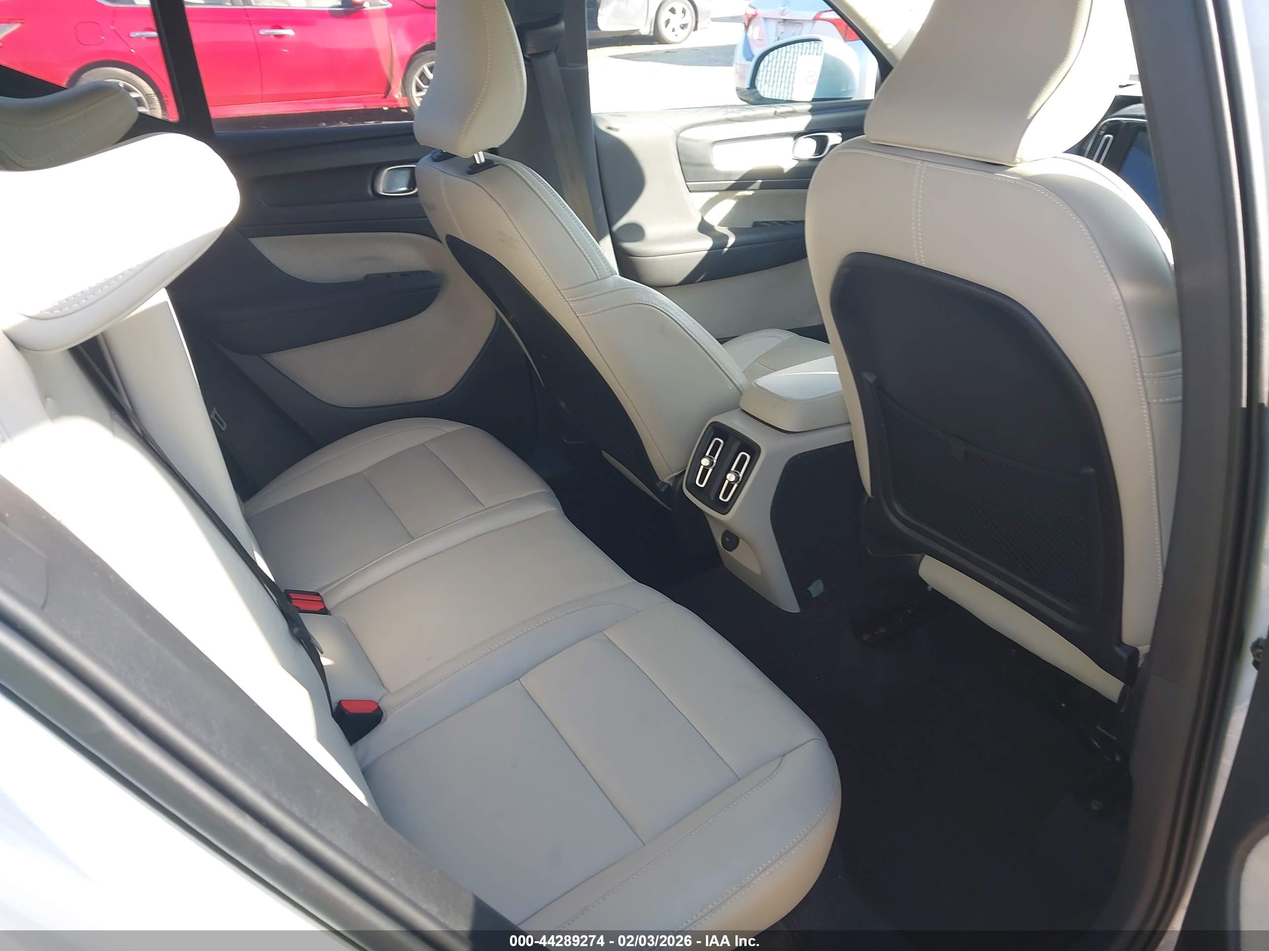 VOLVO XC40 image 8
