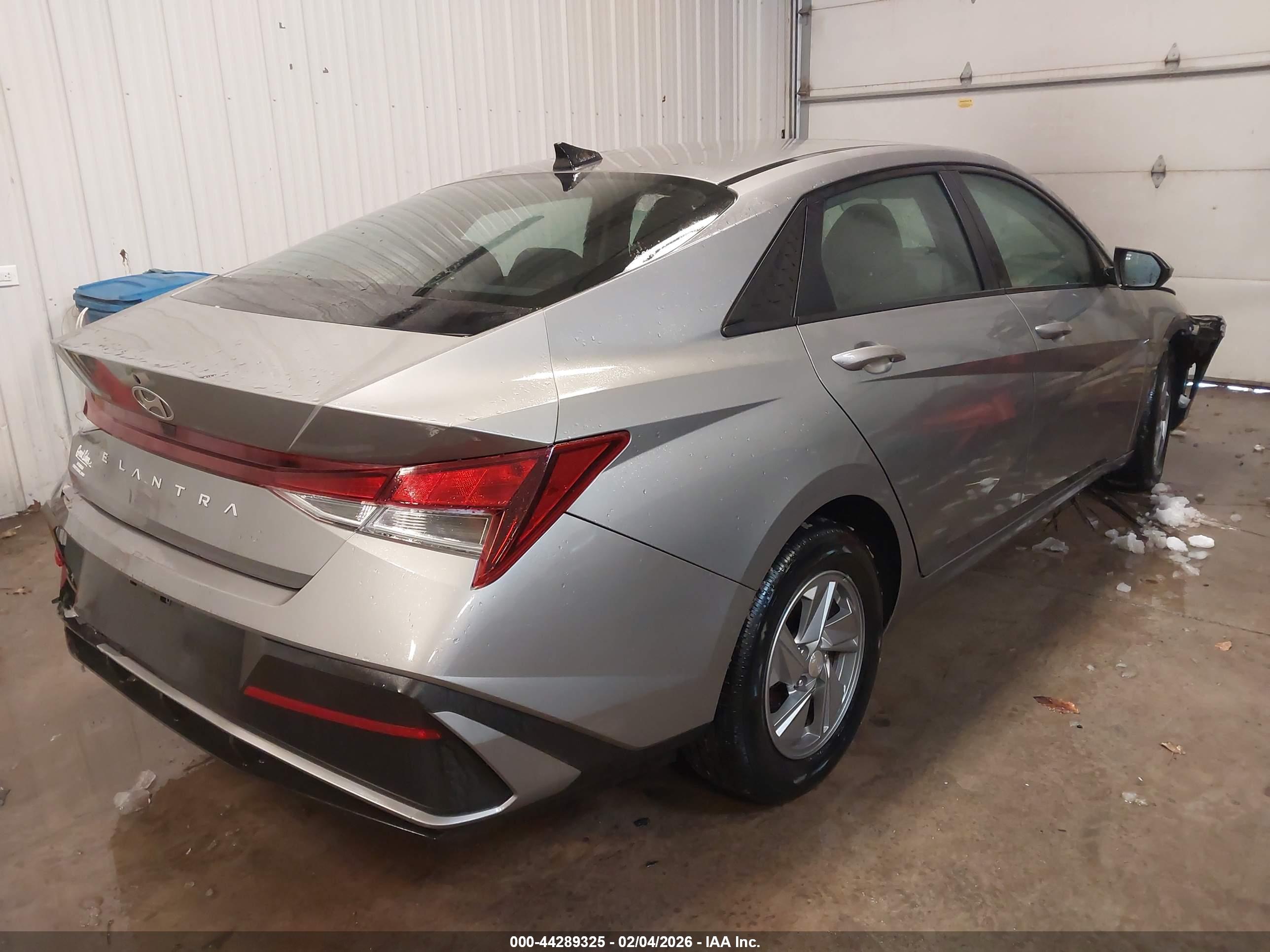HYUNDAI ELANTRA image 4
