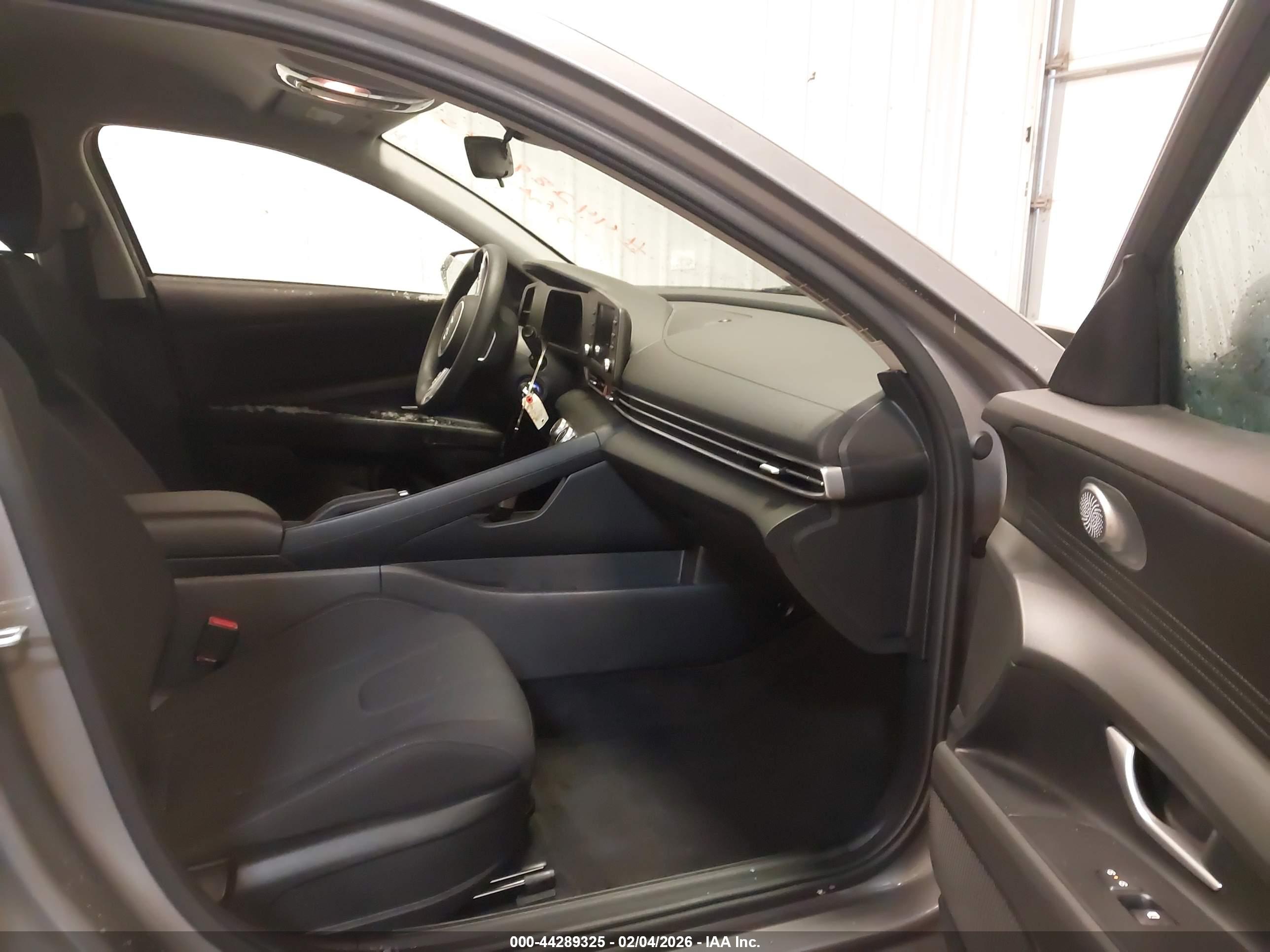 HYUNDAI ELANTRA image 5