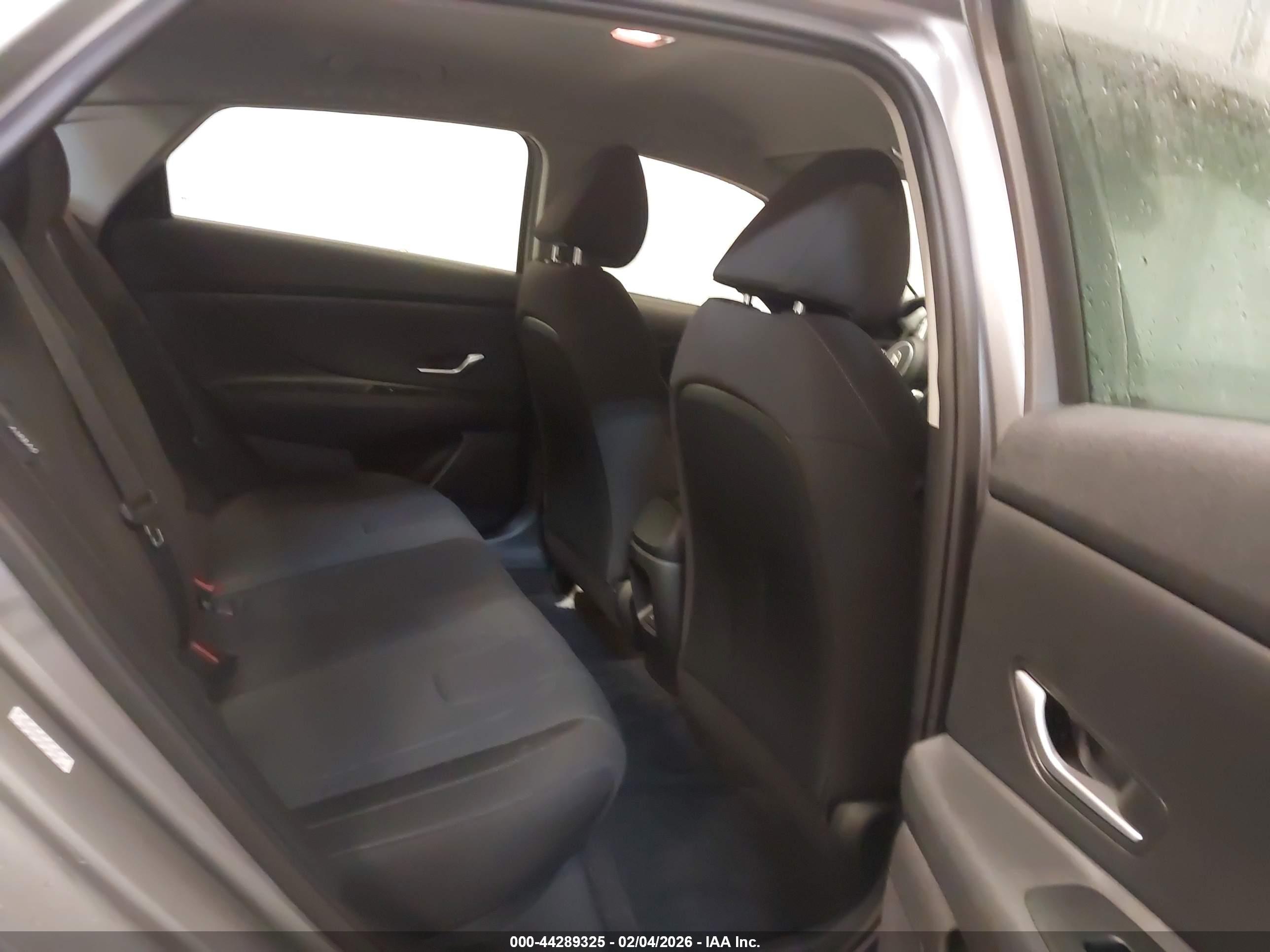 HYUNDAI ELANTRA image 8