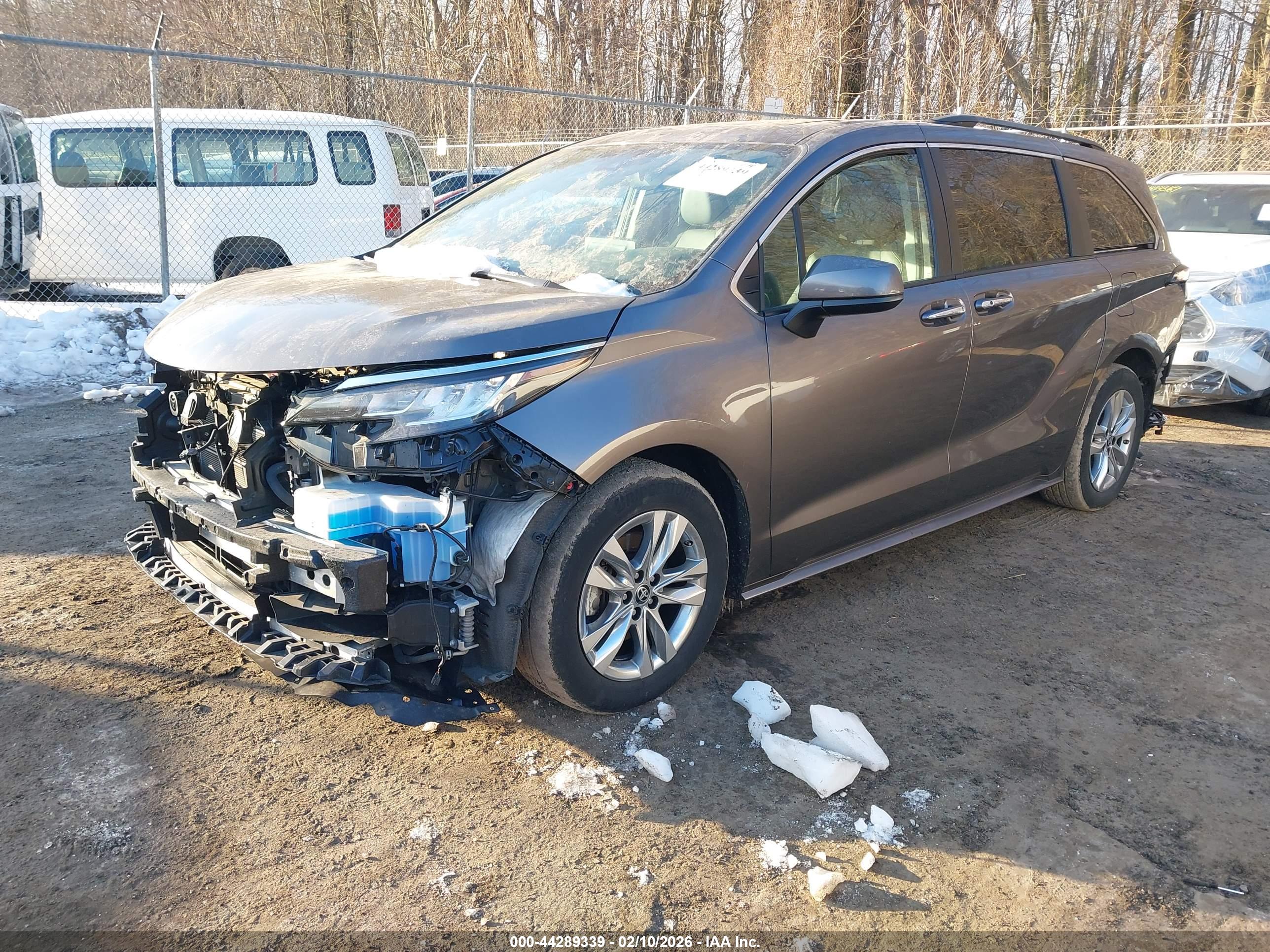 TOYOTA SIENNA image 2