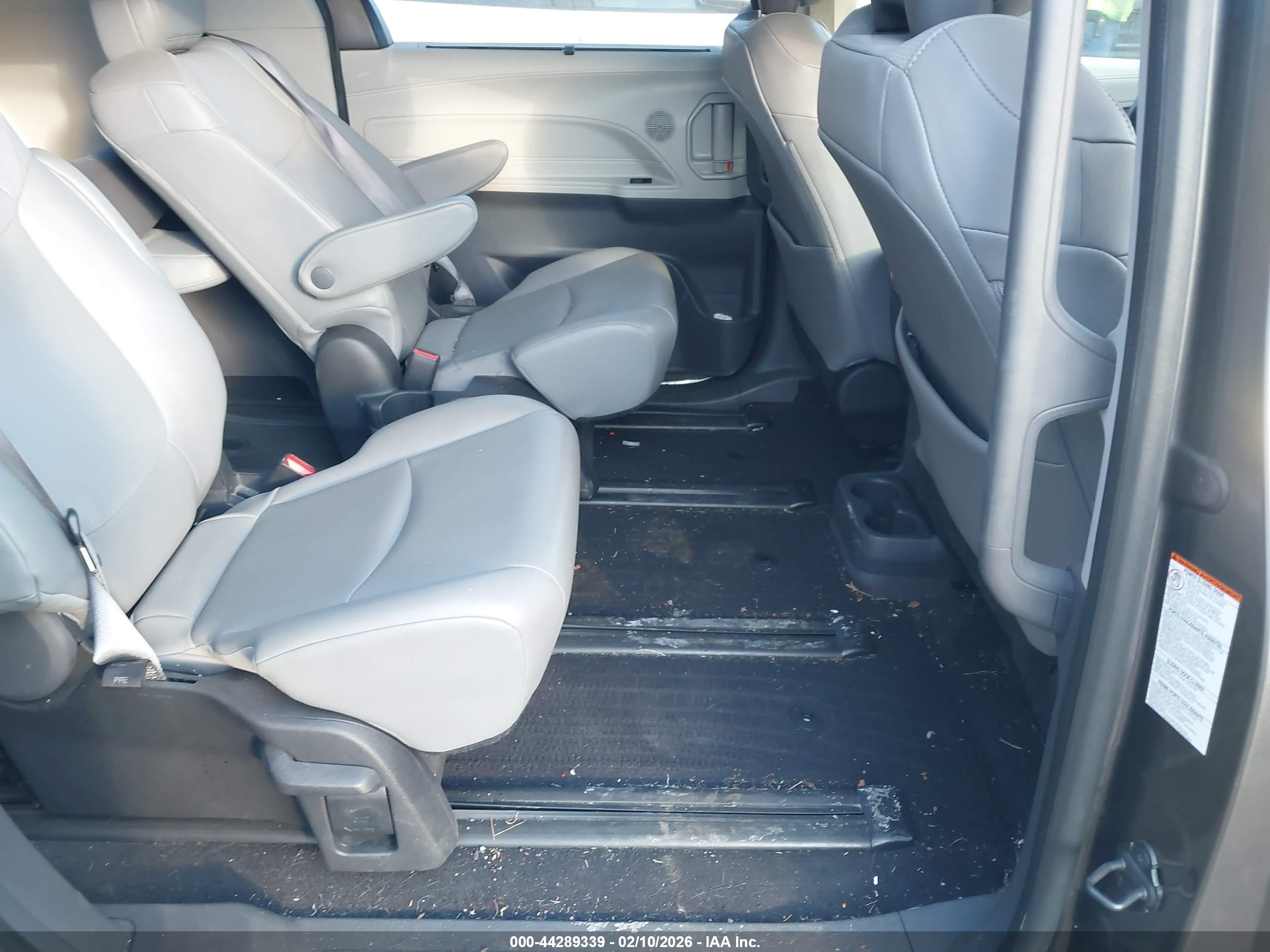 TOYOTA SIENNA image 8