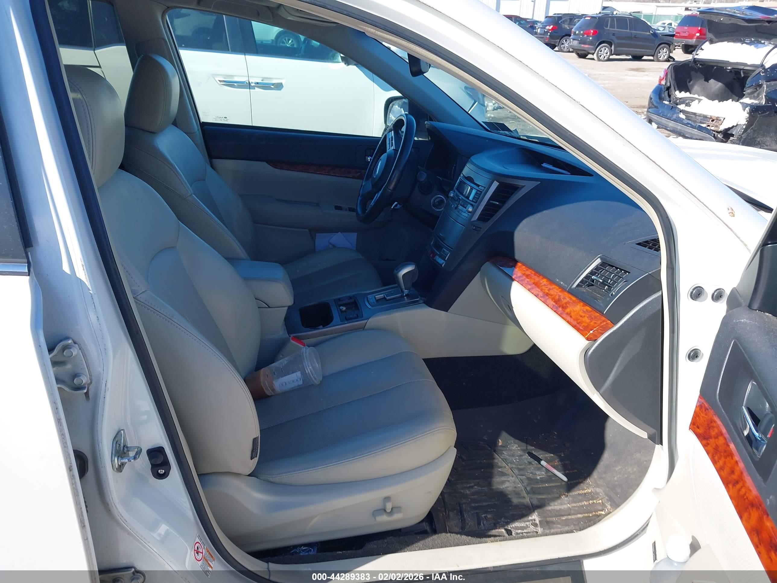 SUBARU OUTBACK image 5