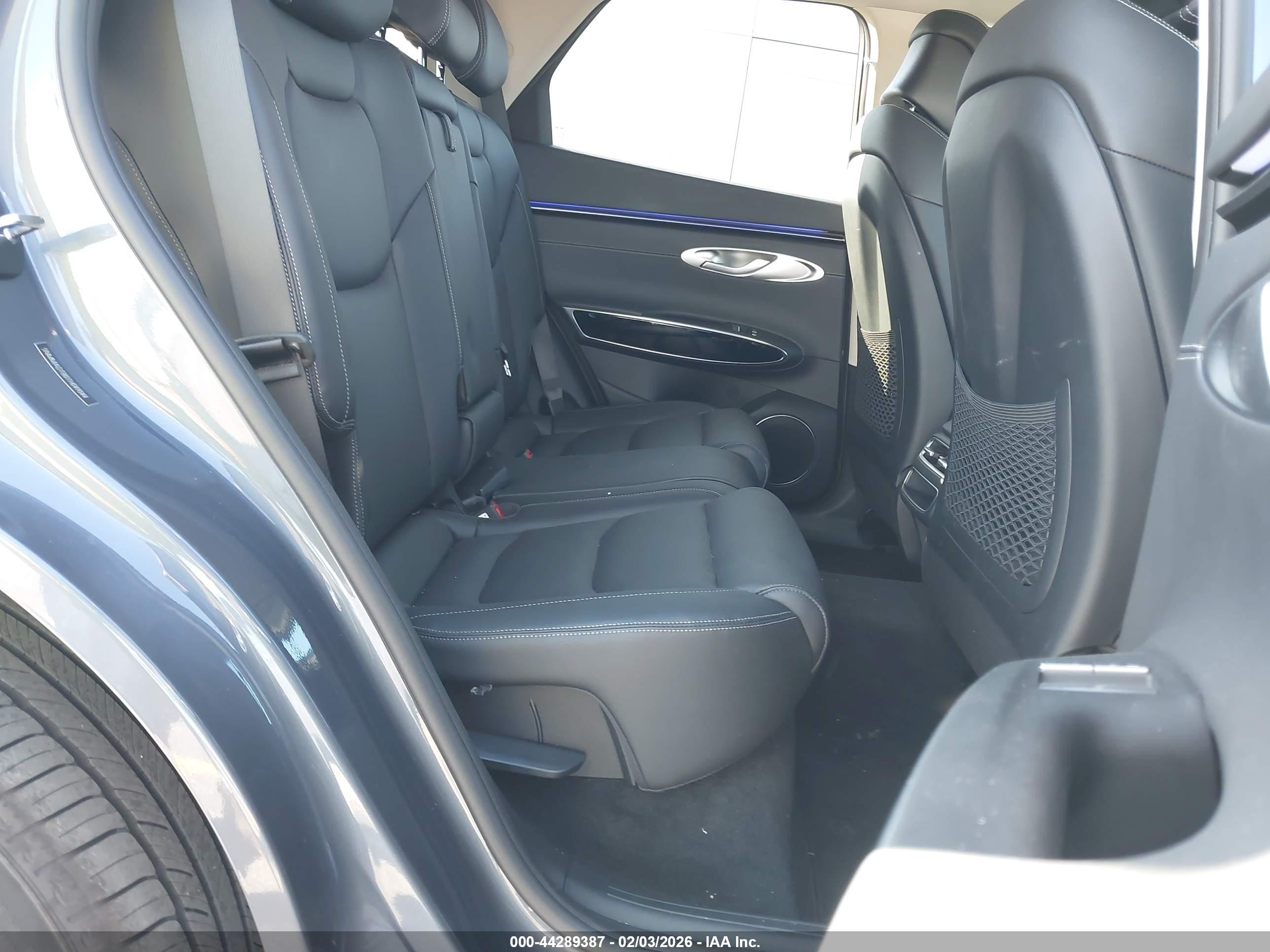 GENESIS GV70 image 8
