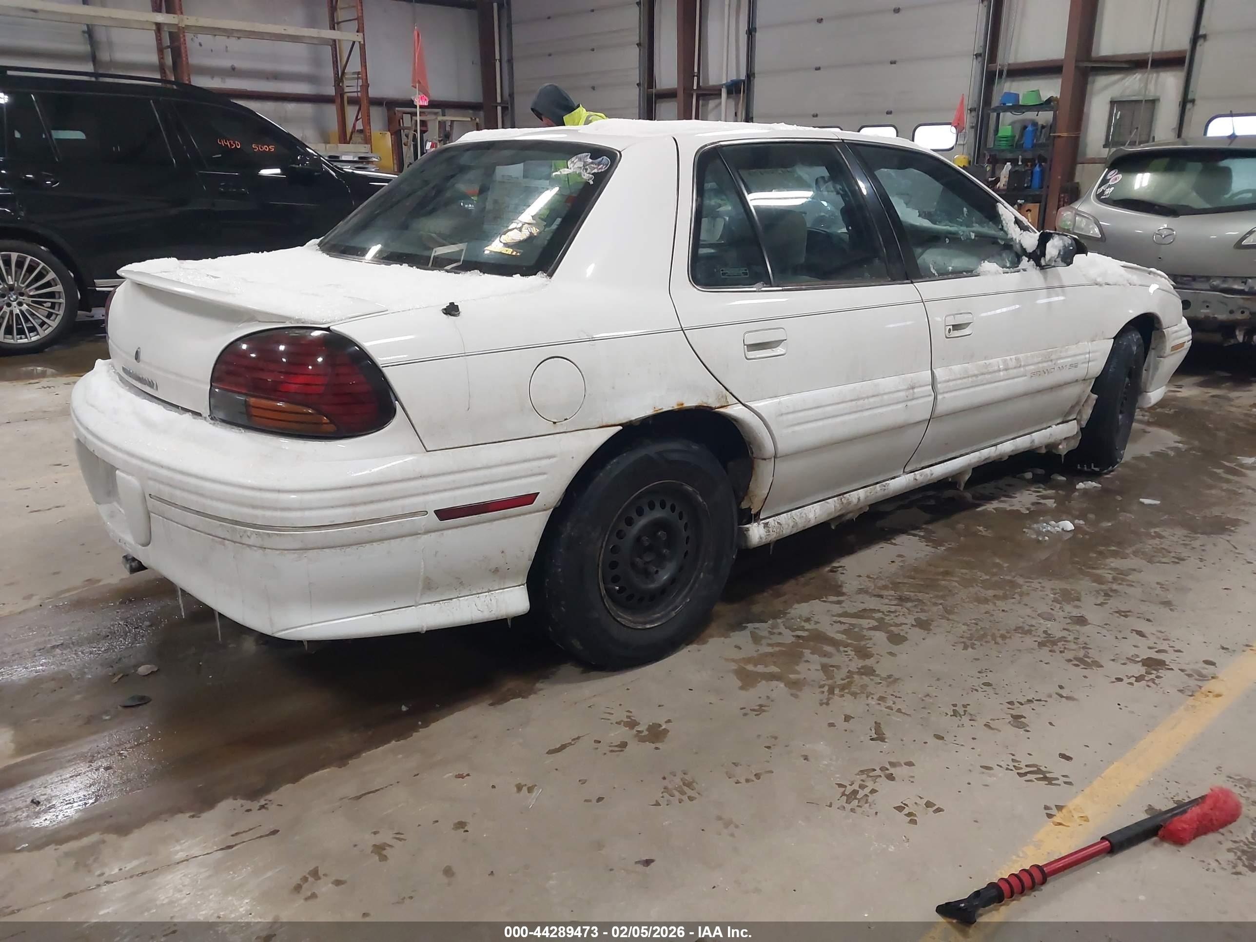 PONTIAC GRAND image 4