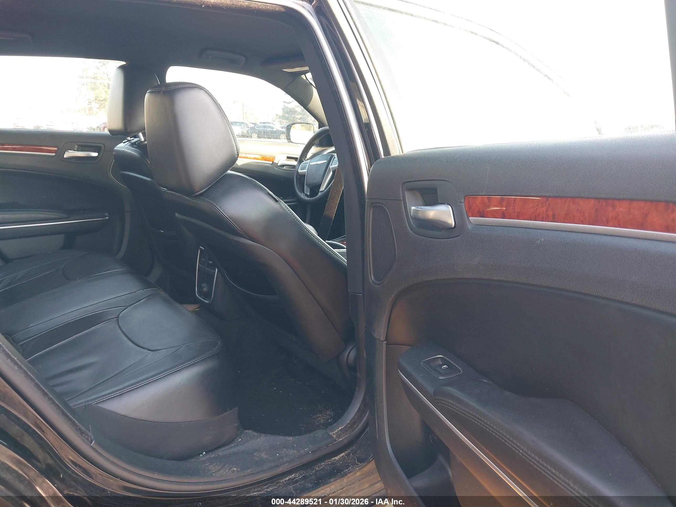 CHRYSLER 300 image 8