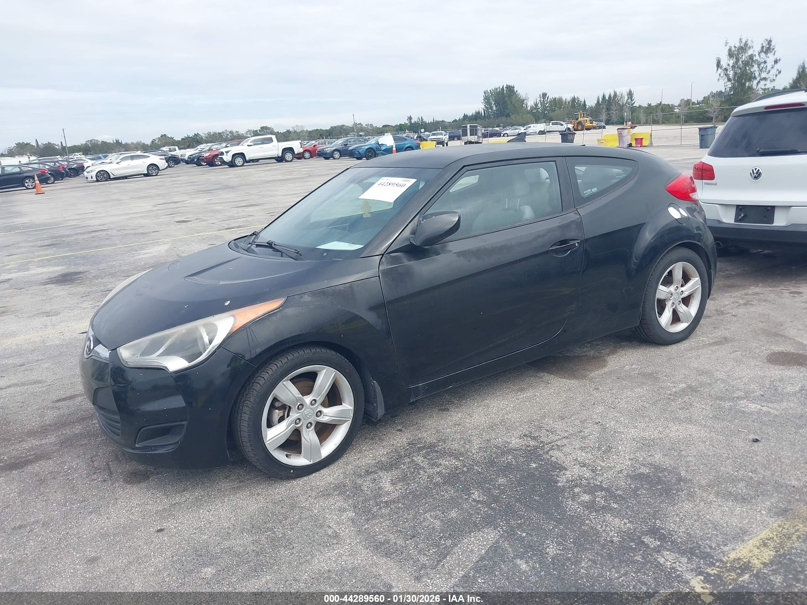 HYUNDAI VELOSTER image 2