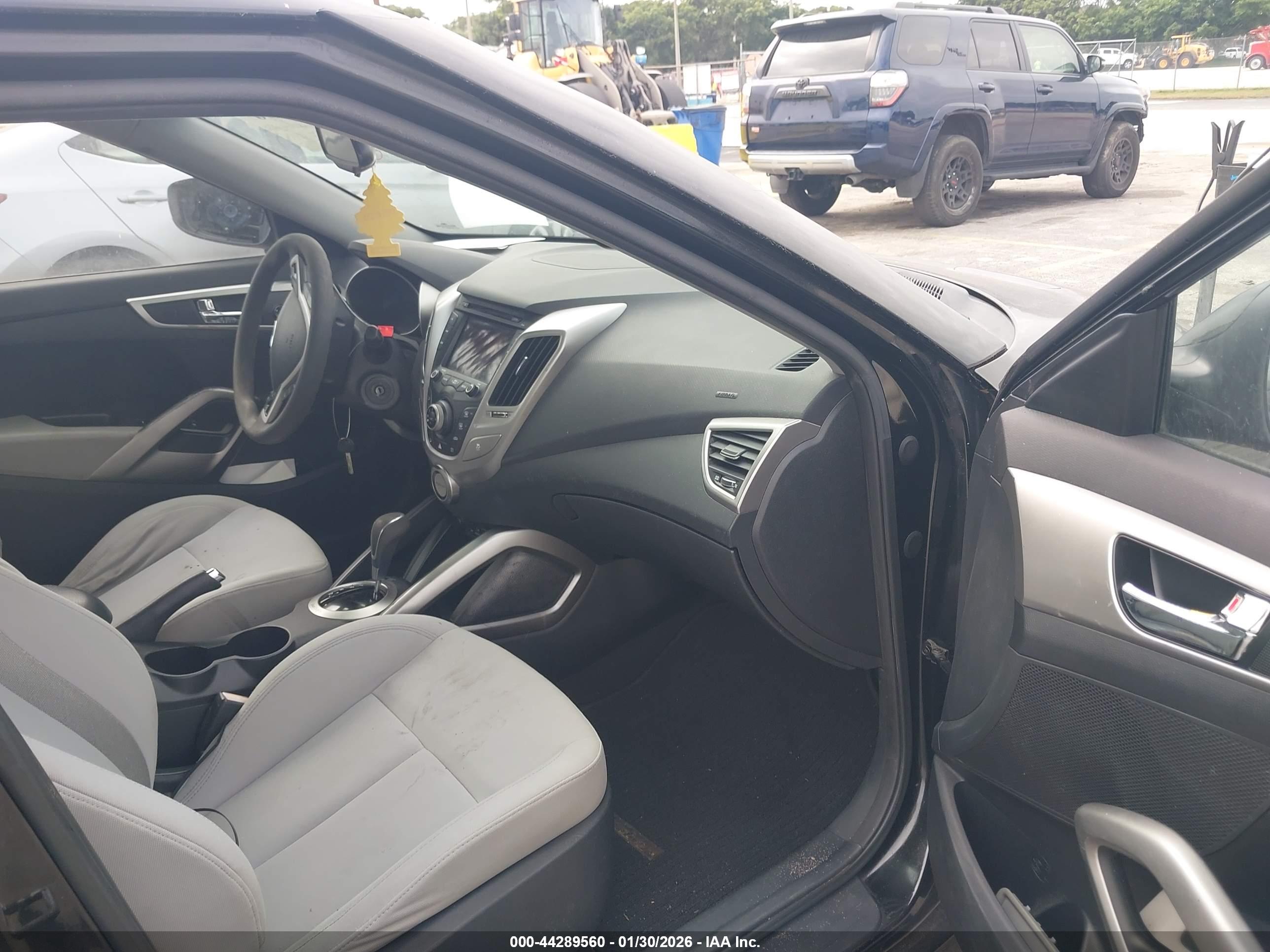HYUNDAI VELOSTER image 5