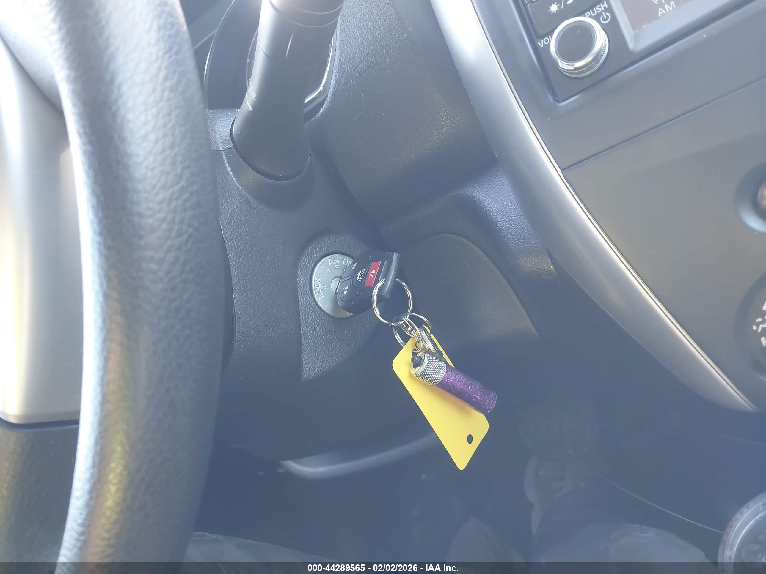 NISSAN VERSA image 11