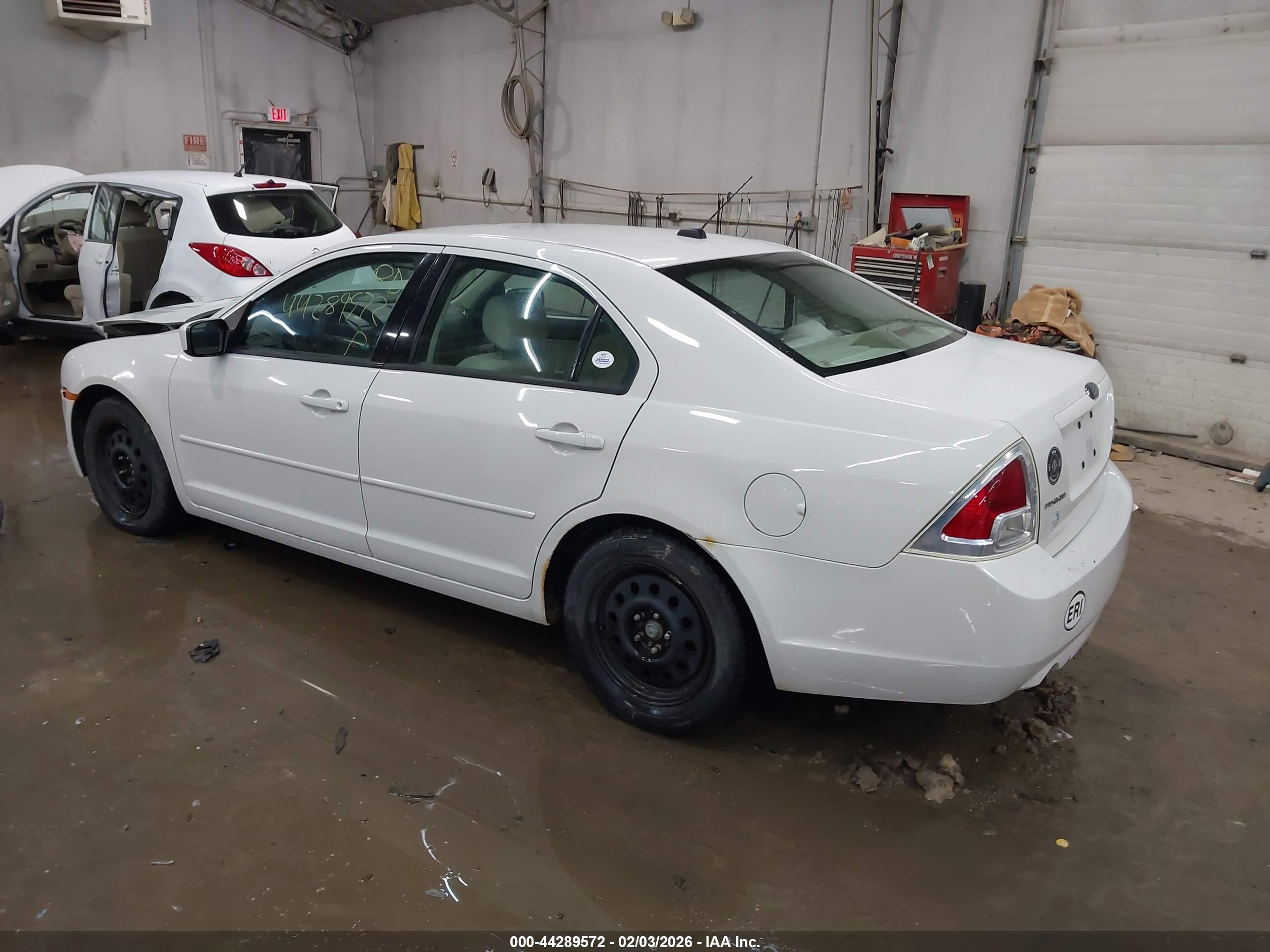 FORD FUSION image 3