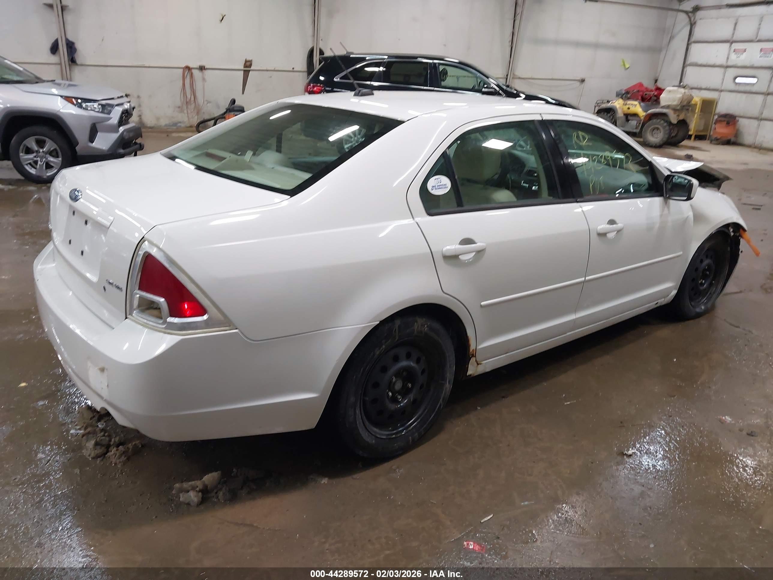 FORD FUSION image 4