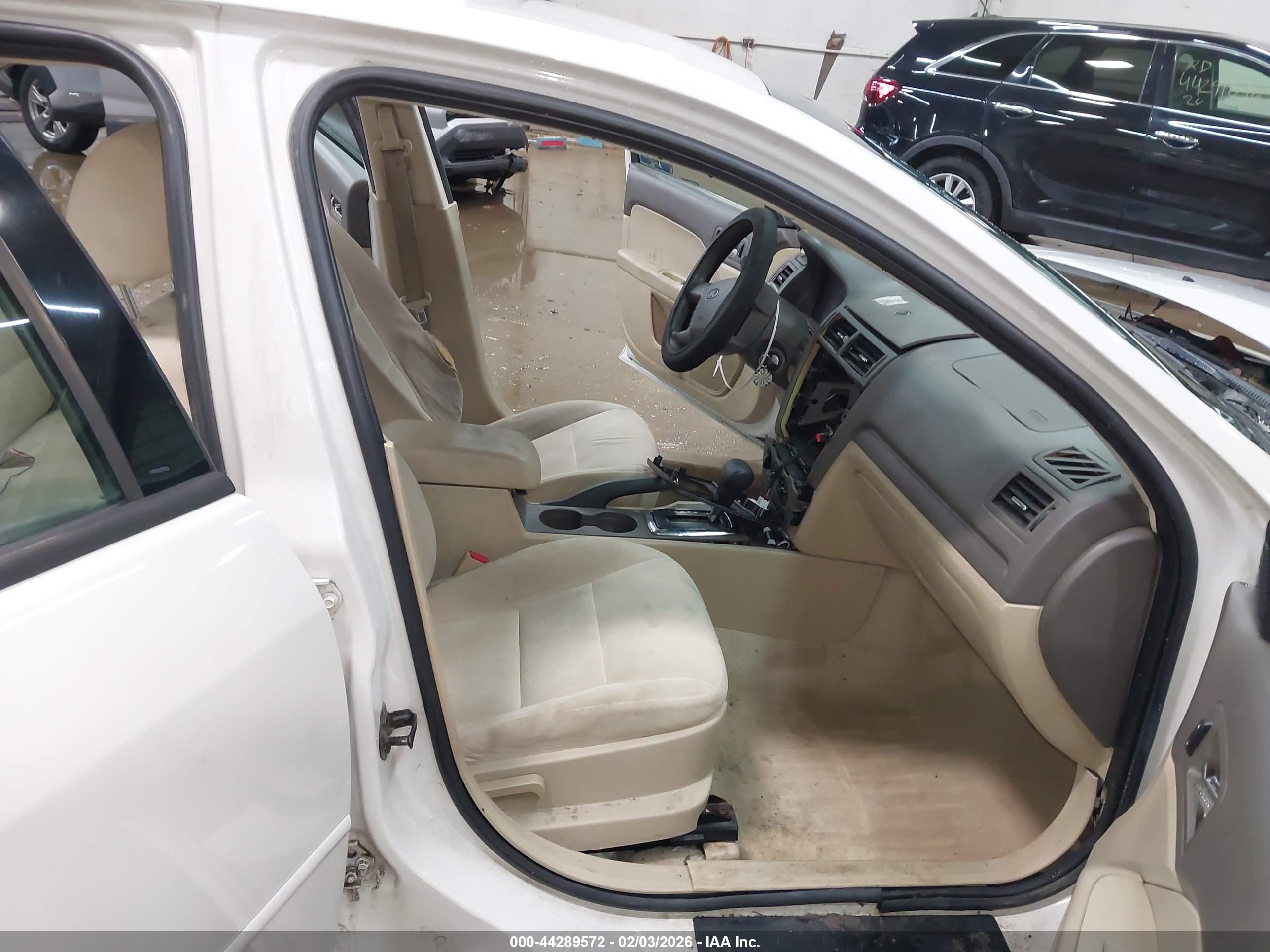 FORD FUSION image 5