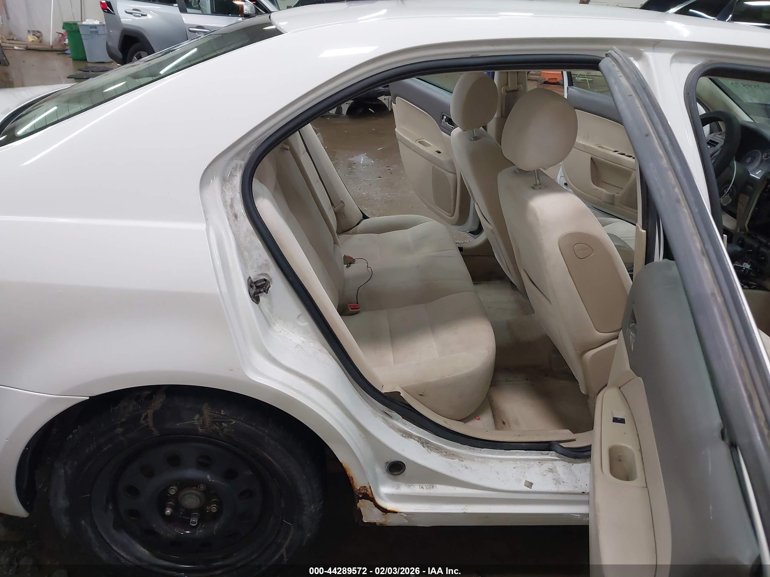 FORD FUSION image 8