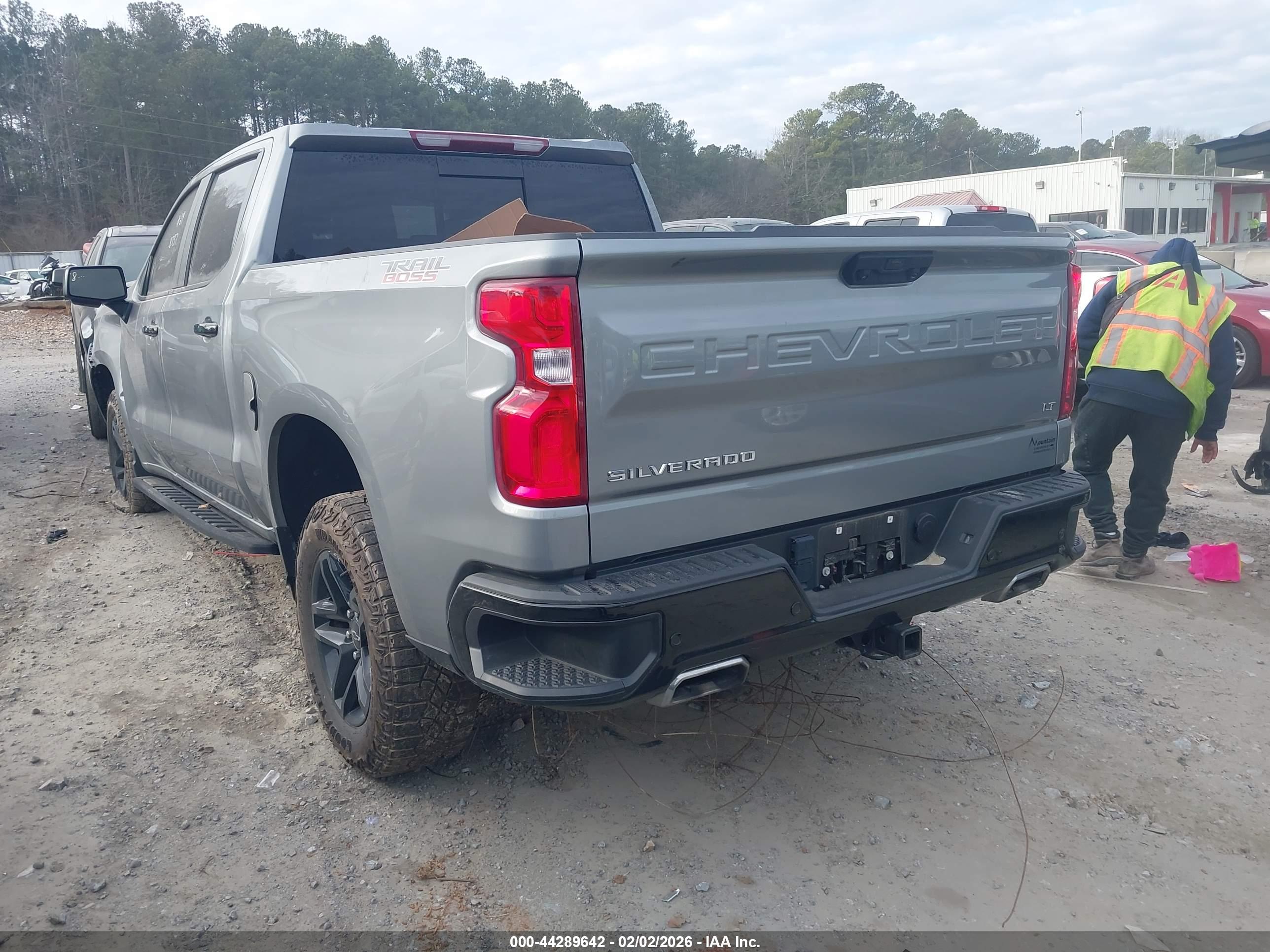 CHEVROLET SILVERADO image 3