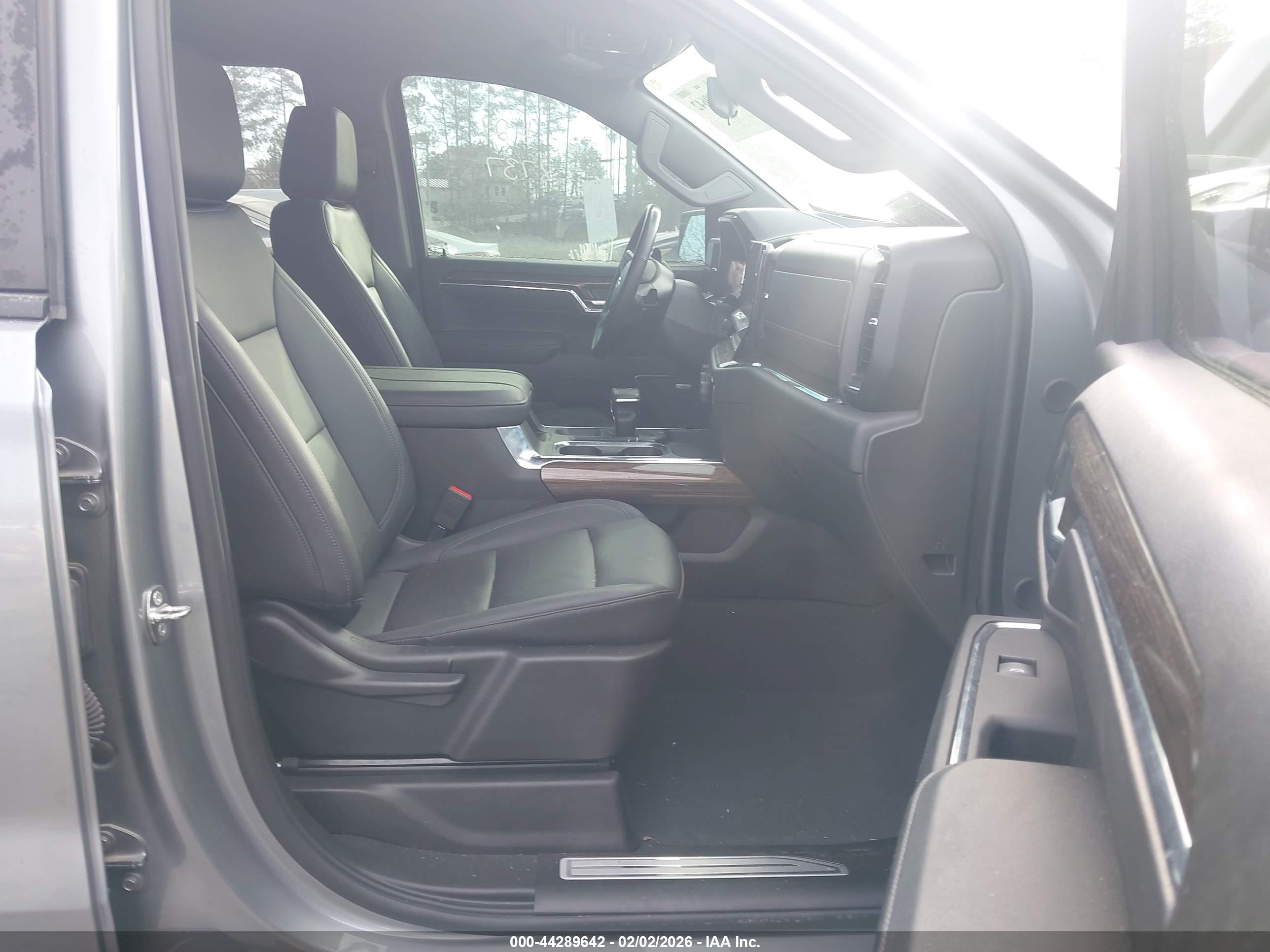 CHEVROLET SILVERADO image 5