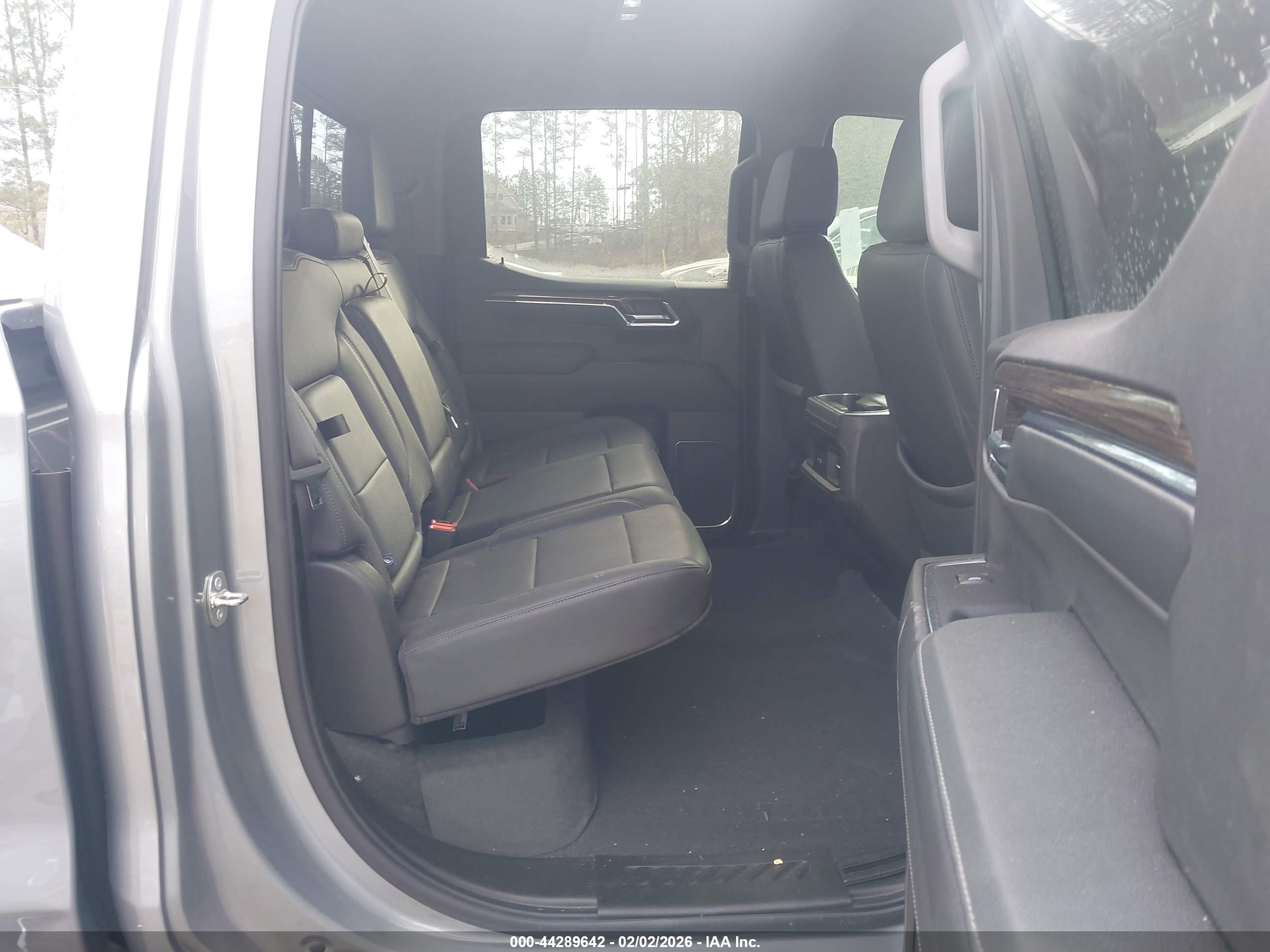 CHEVROLET SILVERADO image 8