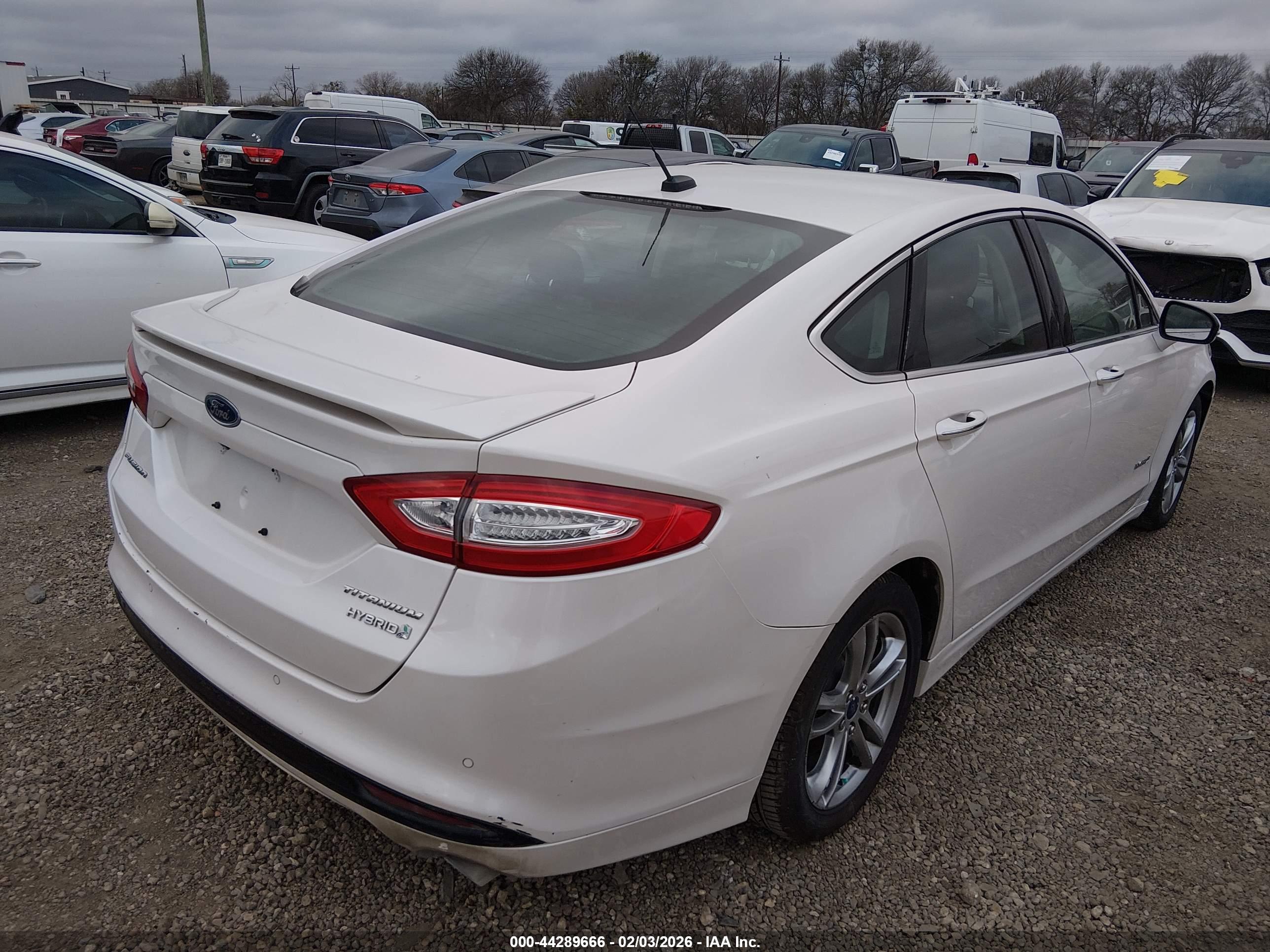 FORD FUSION image 4
