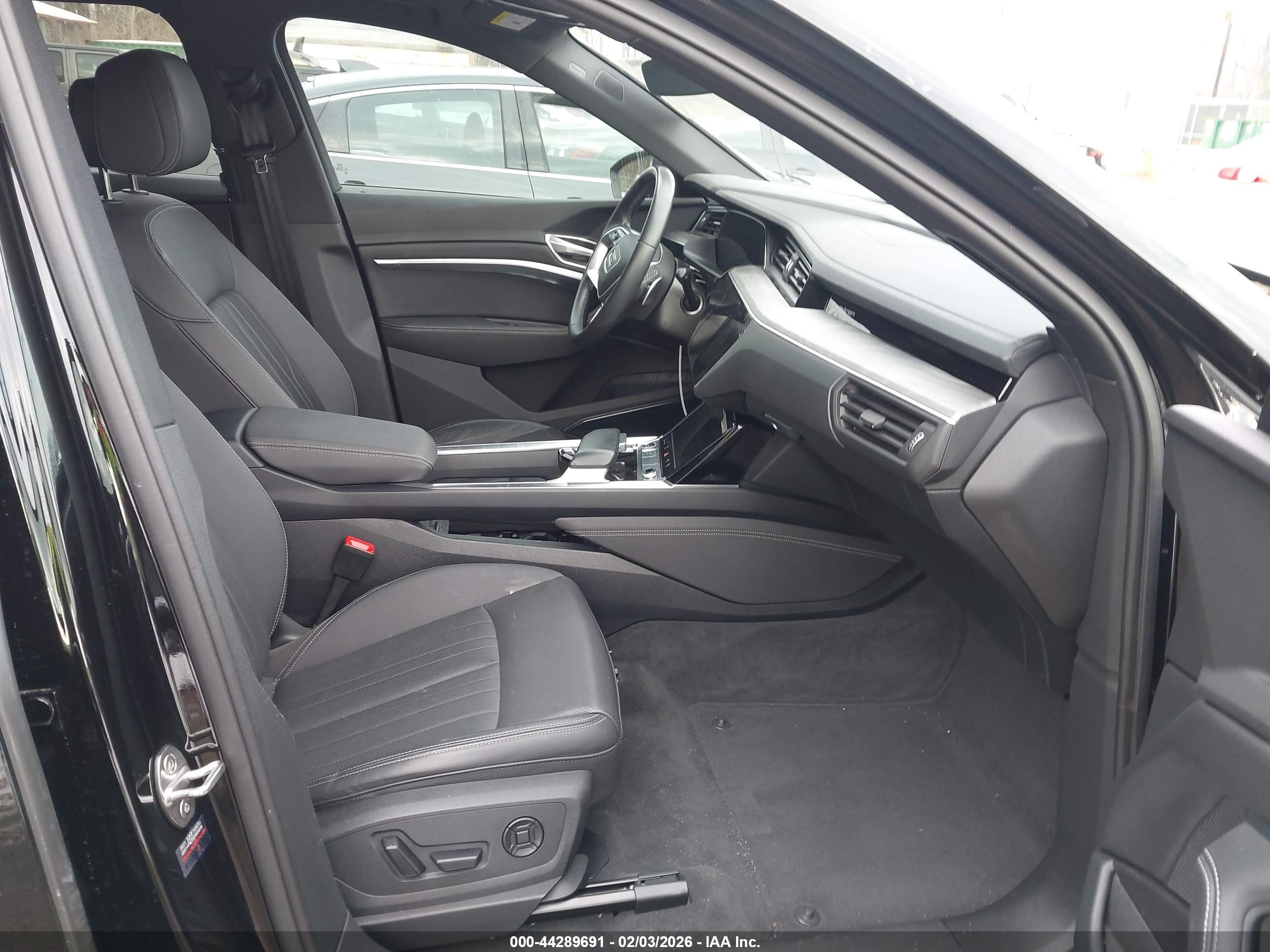 AUDI E-TRON image 5