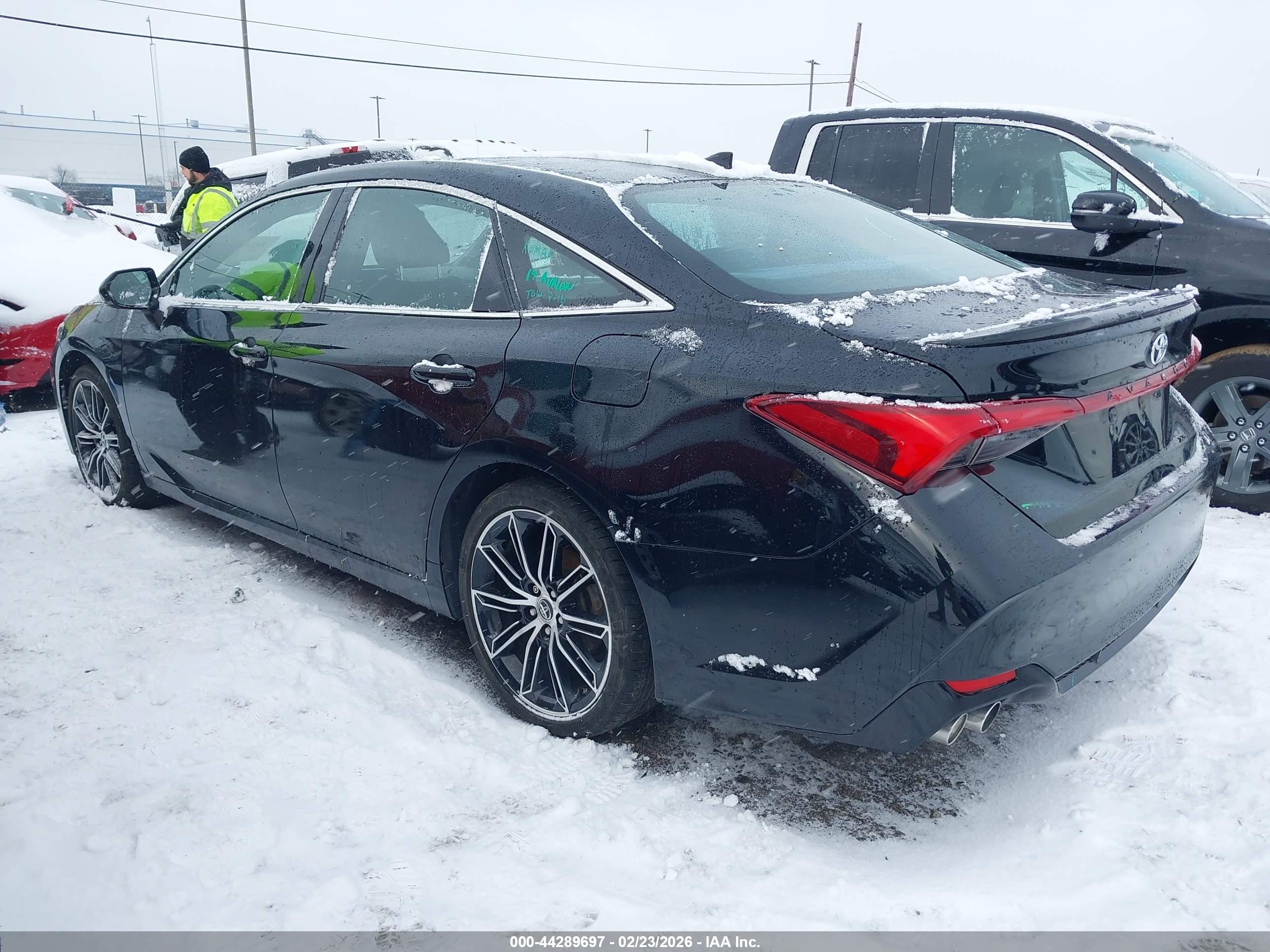 TOYOTA AVALON image 3