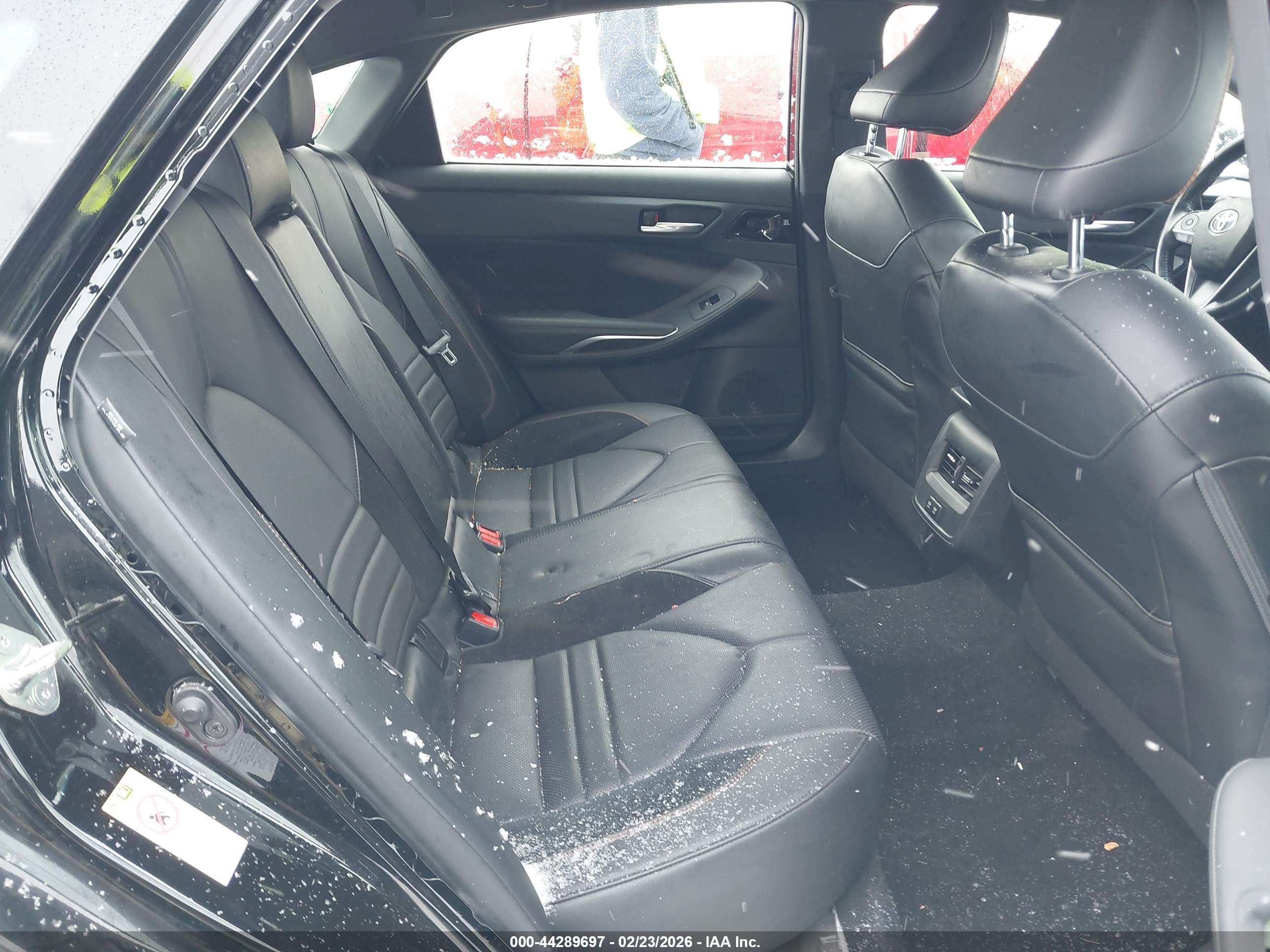 TOYOTA AVALON image 8