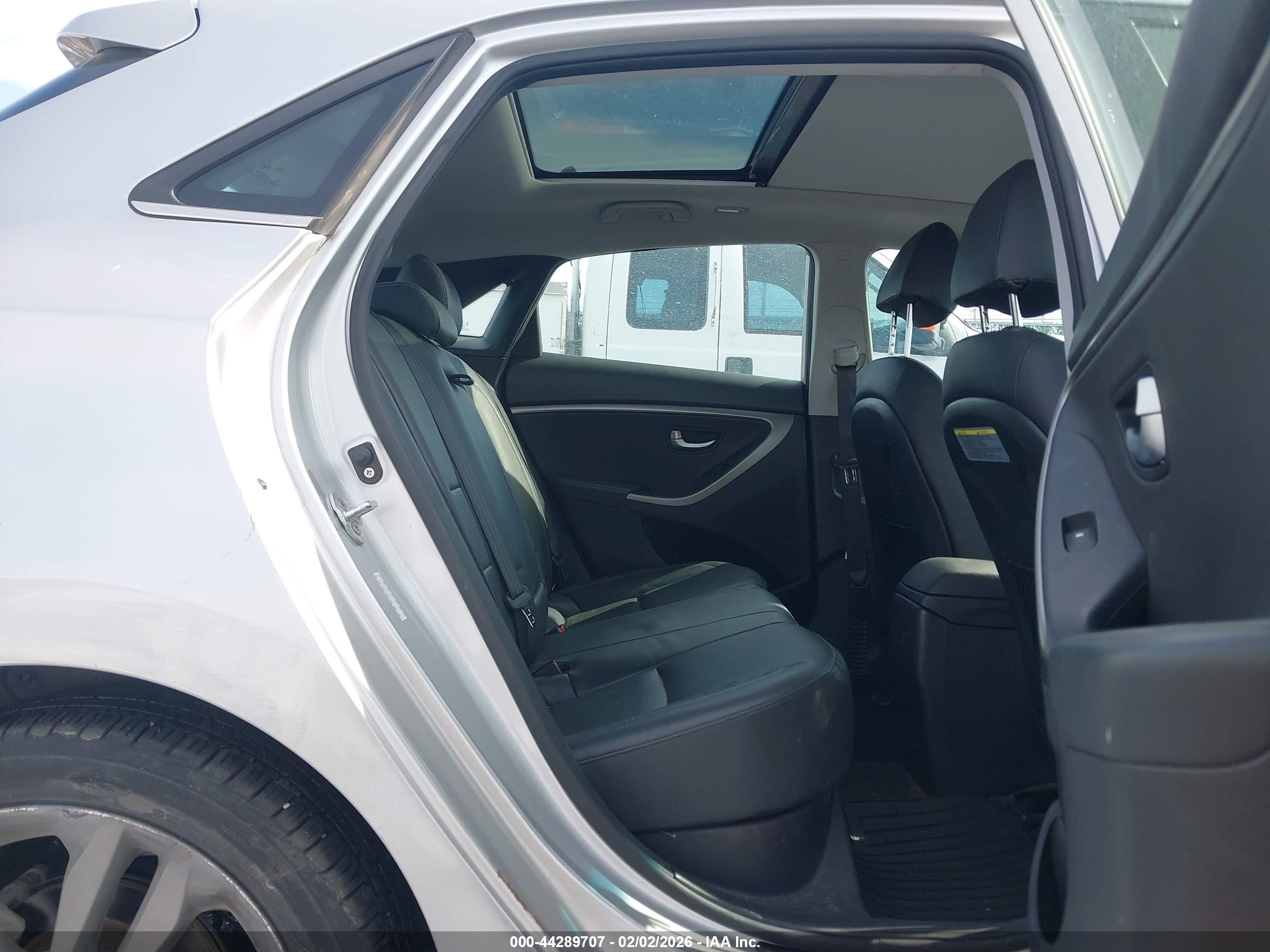 HYUNDAI ELANTRA image 8