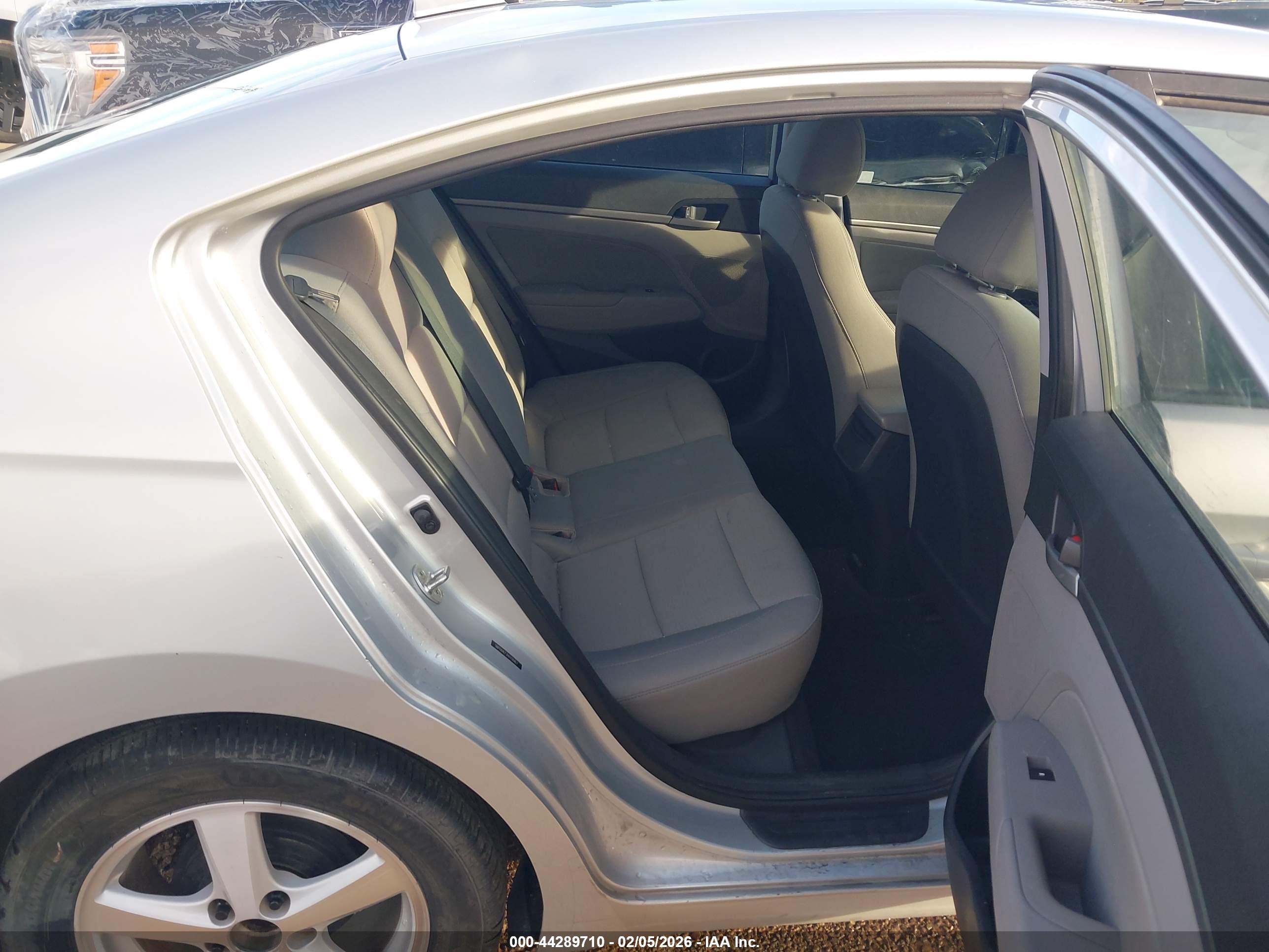 HYUNDAI ELANTRA image 8