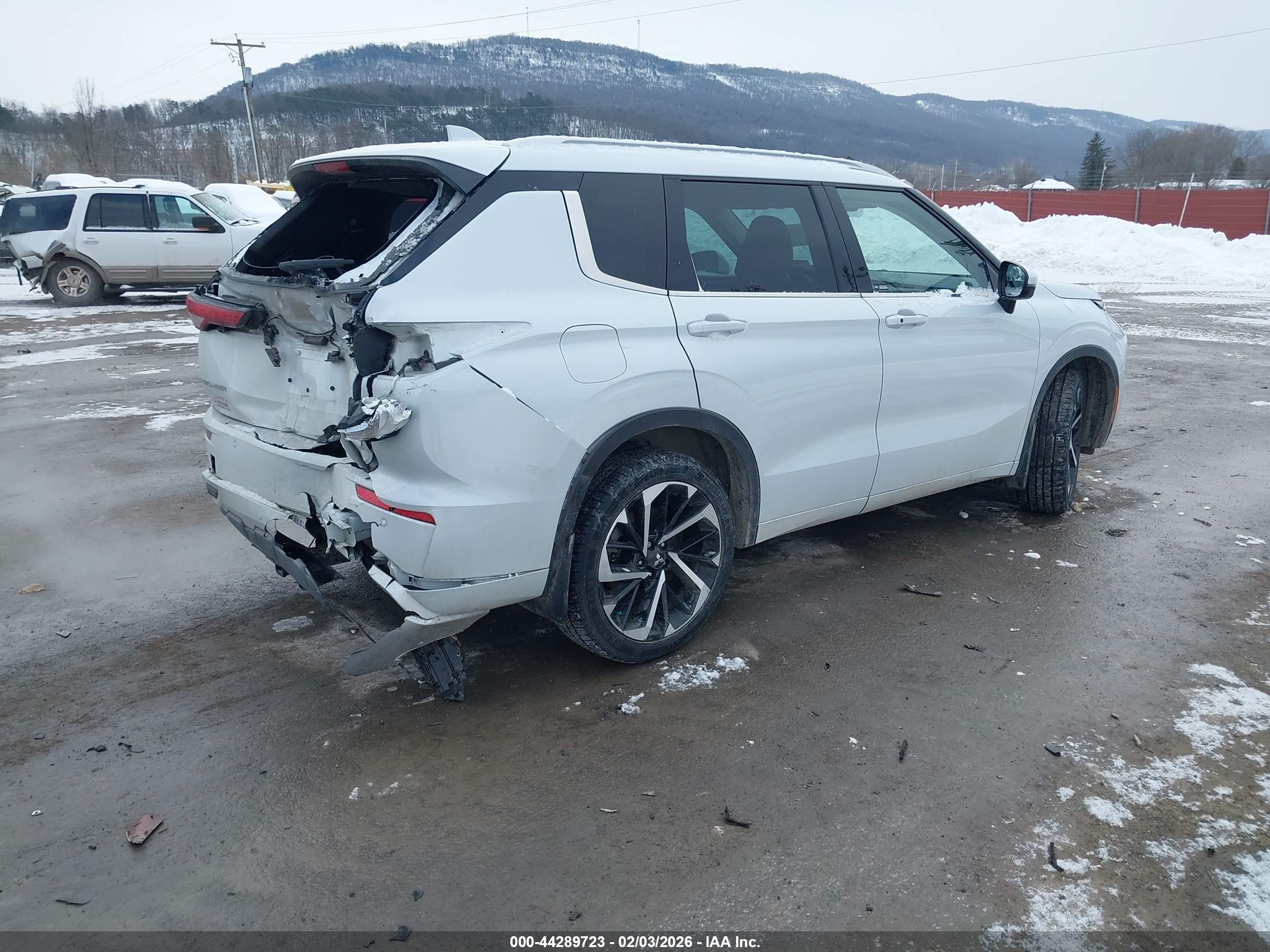 MITSUBISHI OUTLANDER image 4