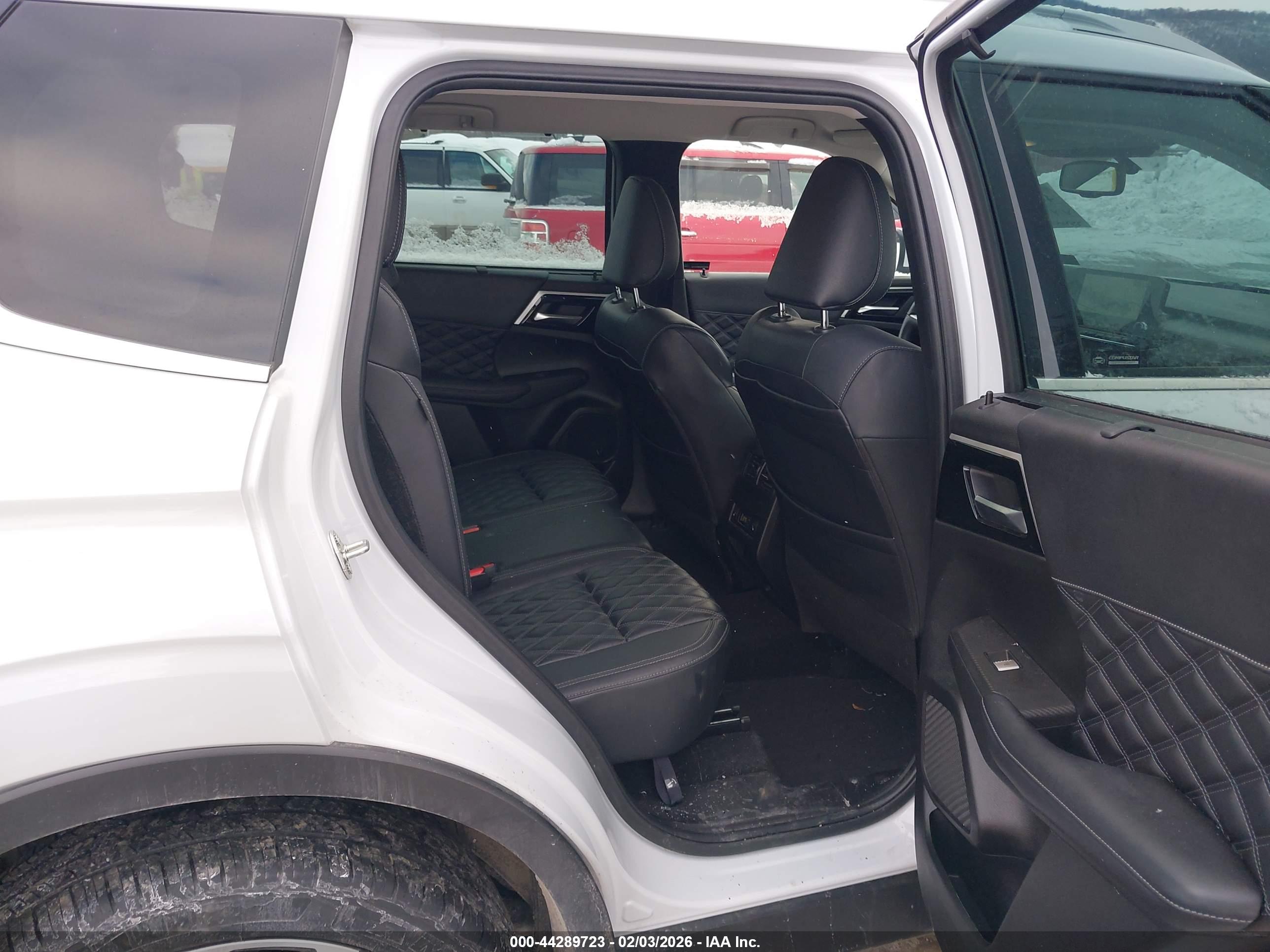 MITSUBISHI OUTLANDER image 8