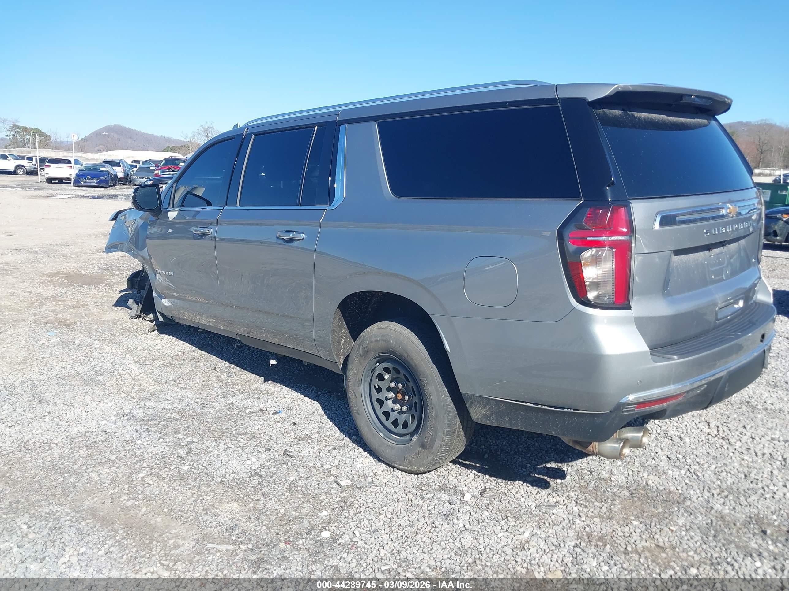 CHEVROLET SUBURBAN image 3