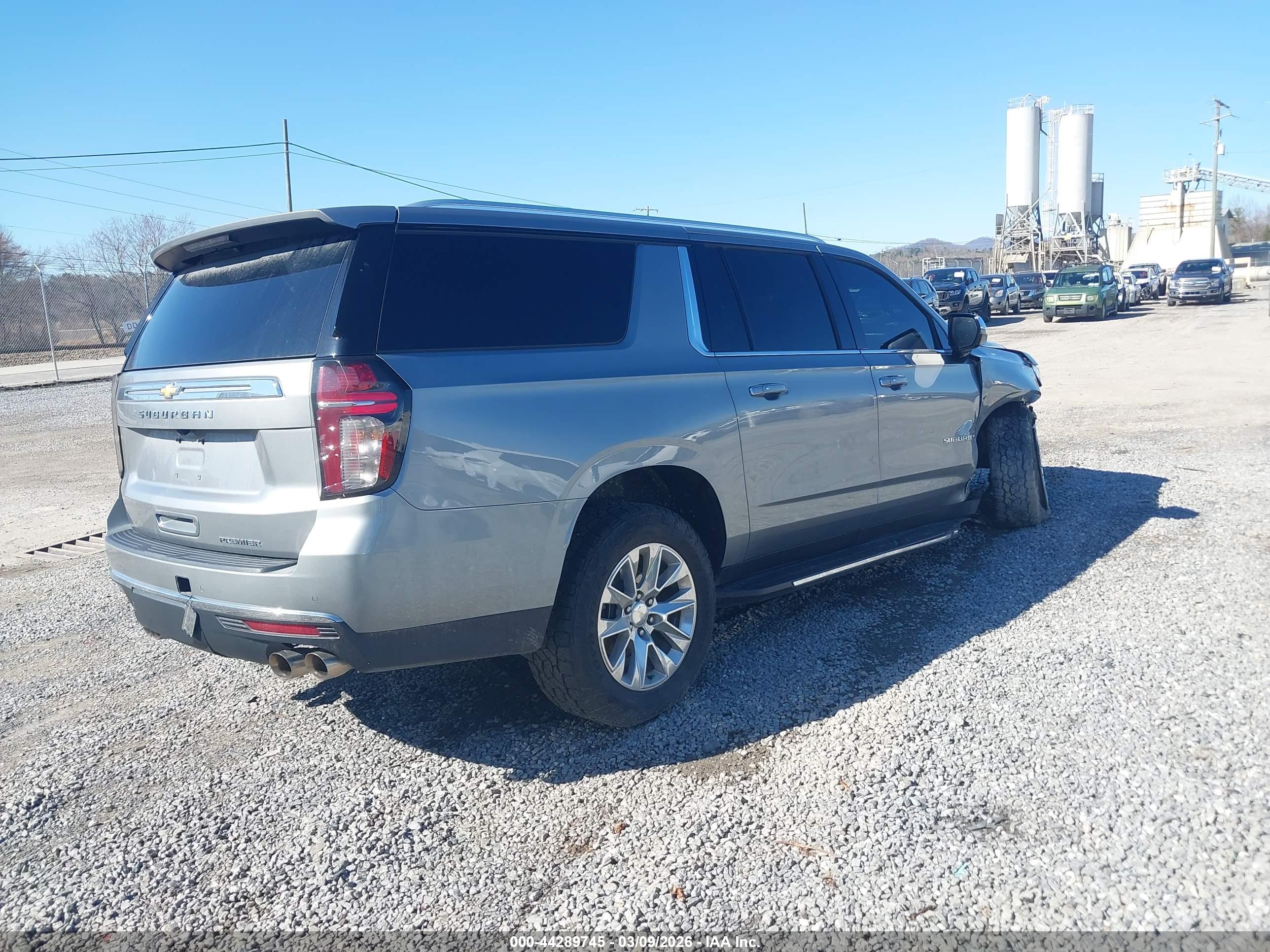 CHEVROLET SUBURBAN image 4