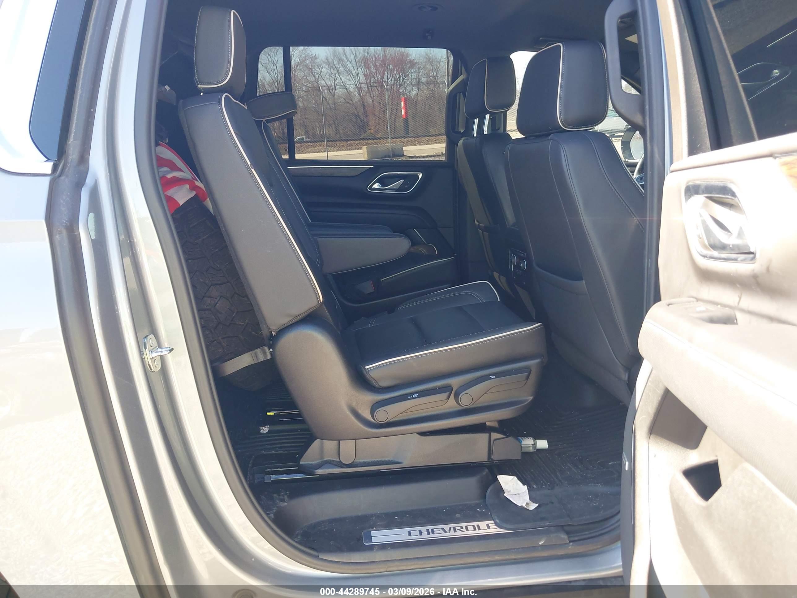 CHEVROLET SUBURBAN image 8