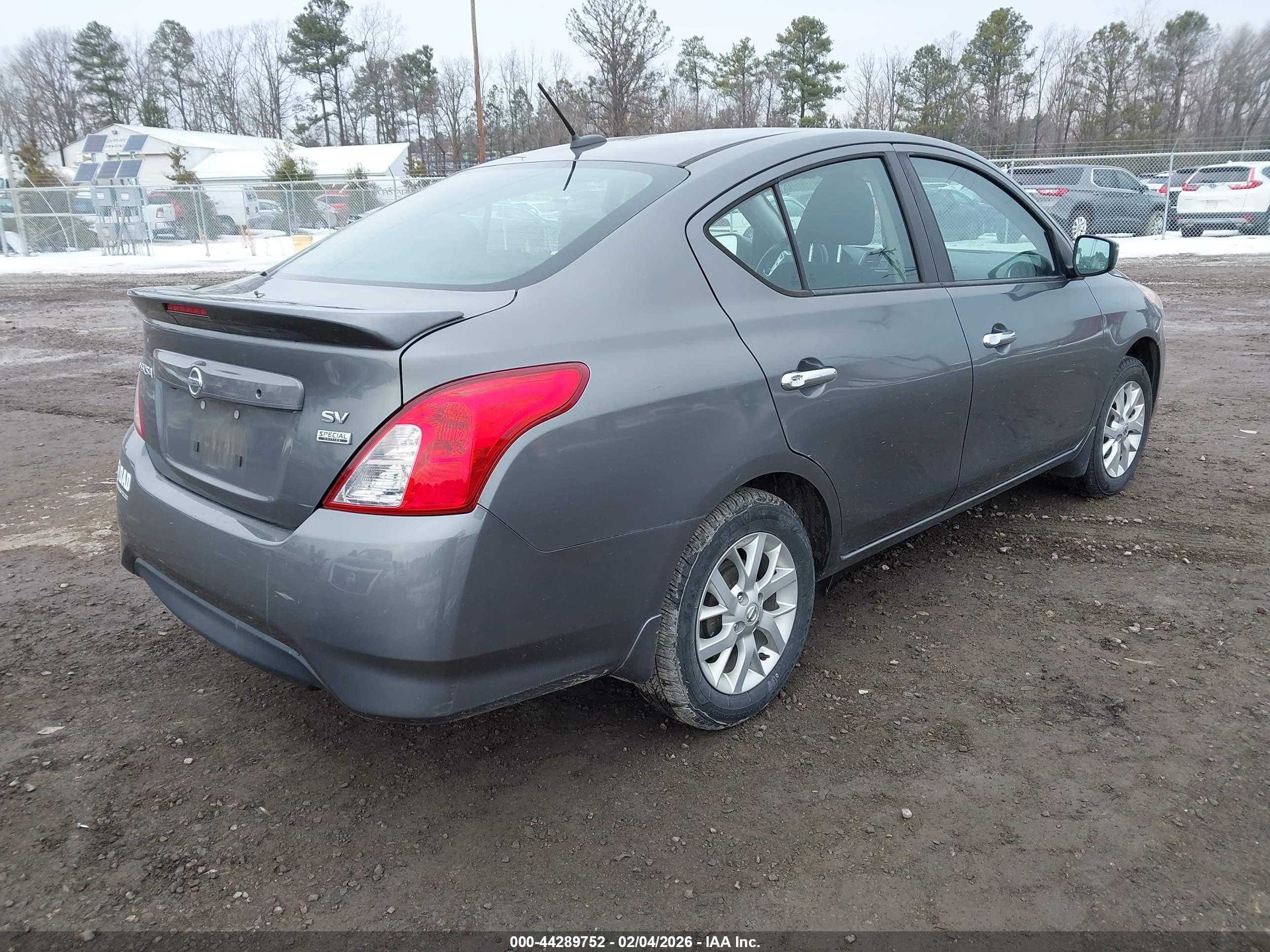 NISSAN VERSA image 4