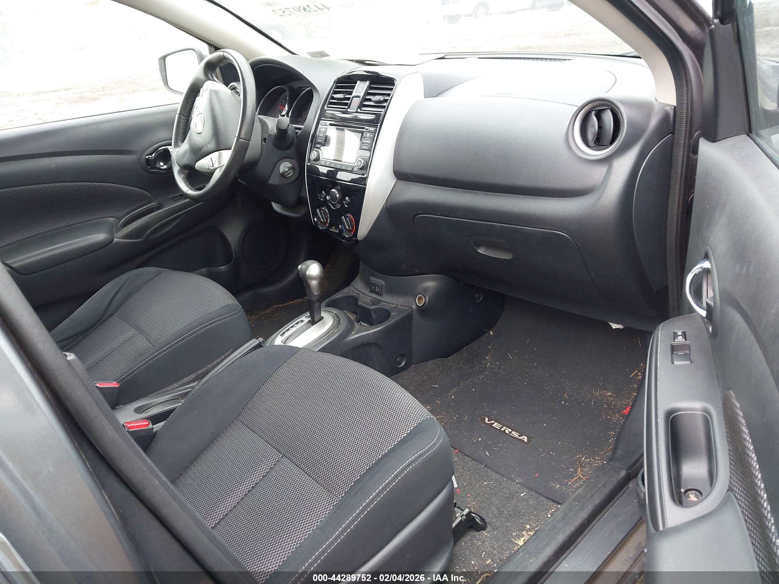 NISSAN VERSA image 5