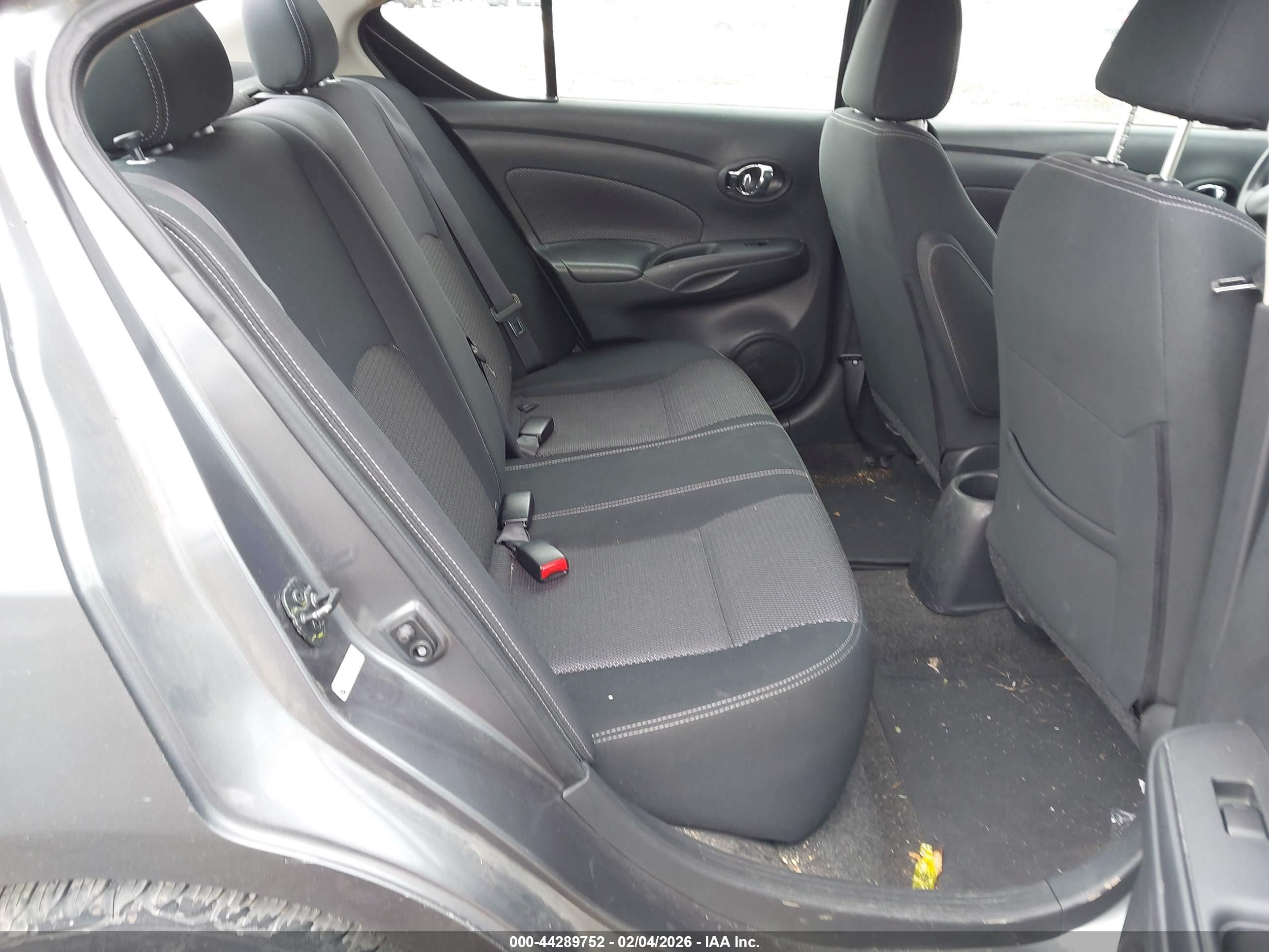 NISSAN VERSA image 8