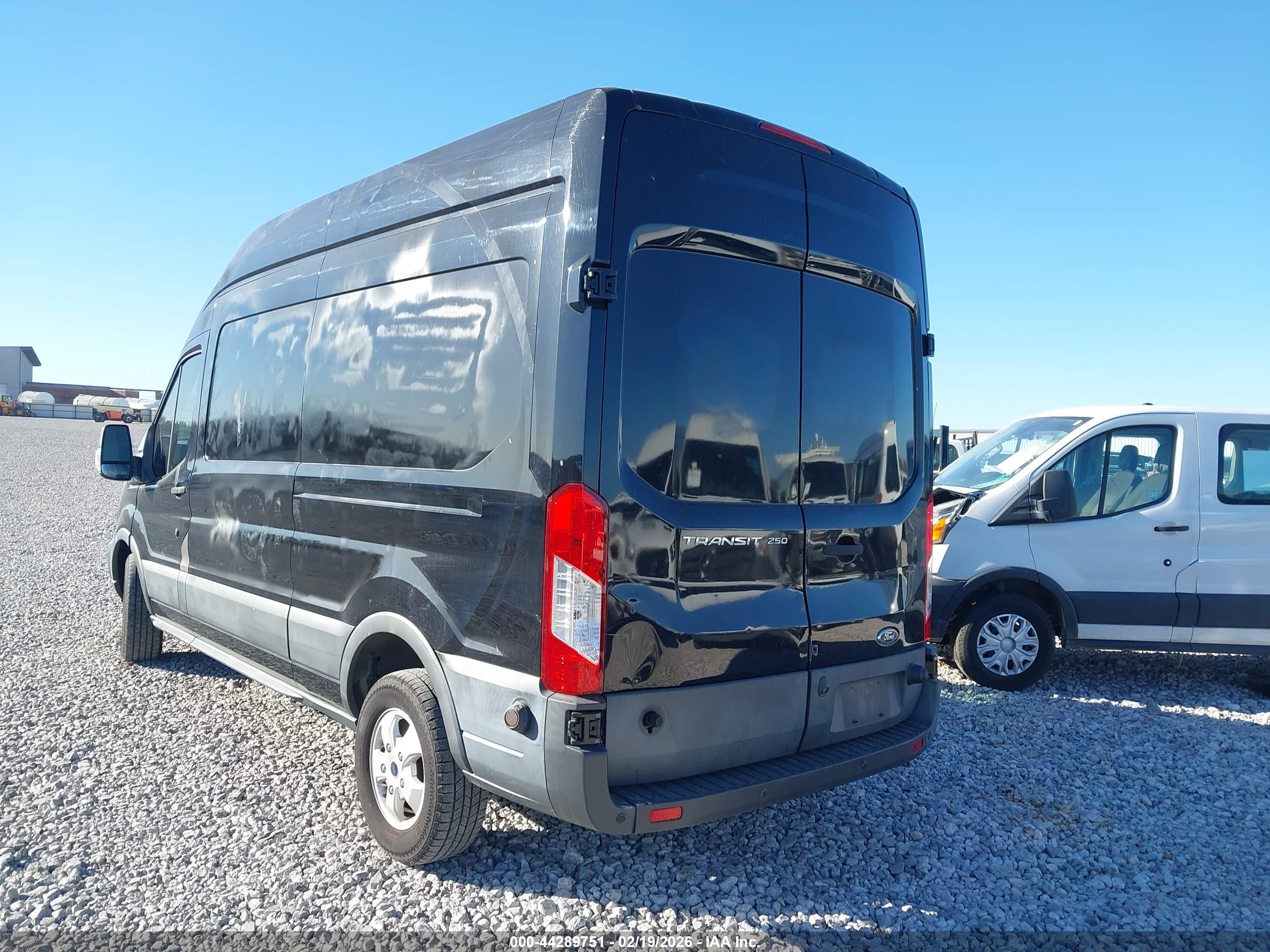 FORD TRANSIT-250 image 3