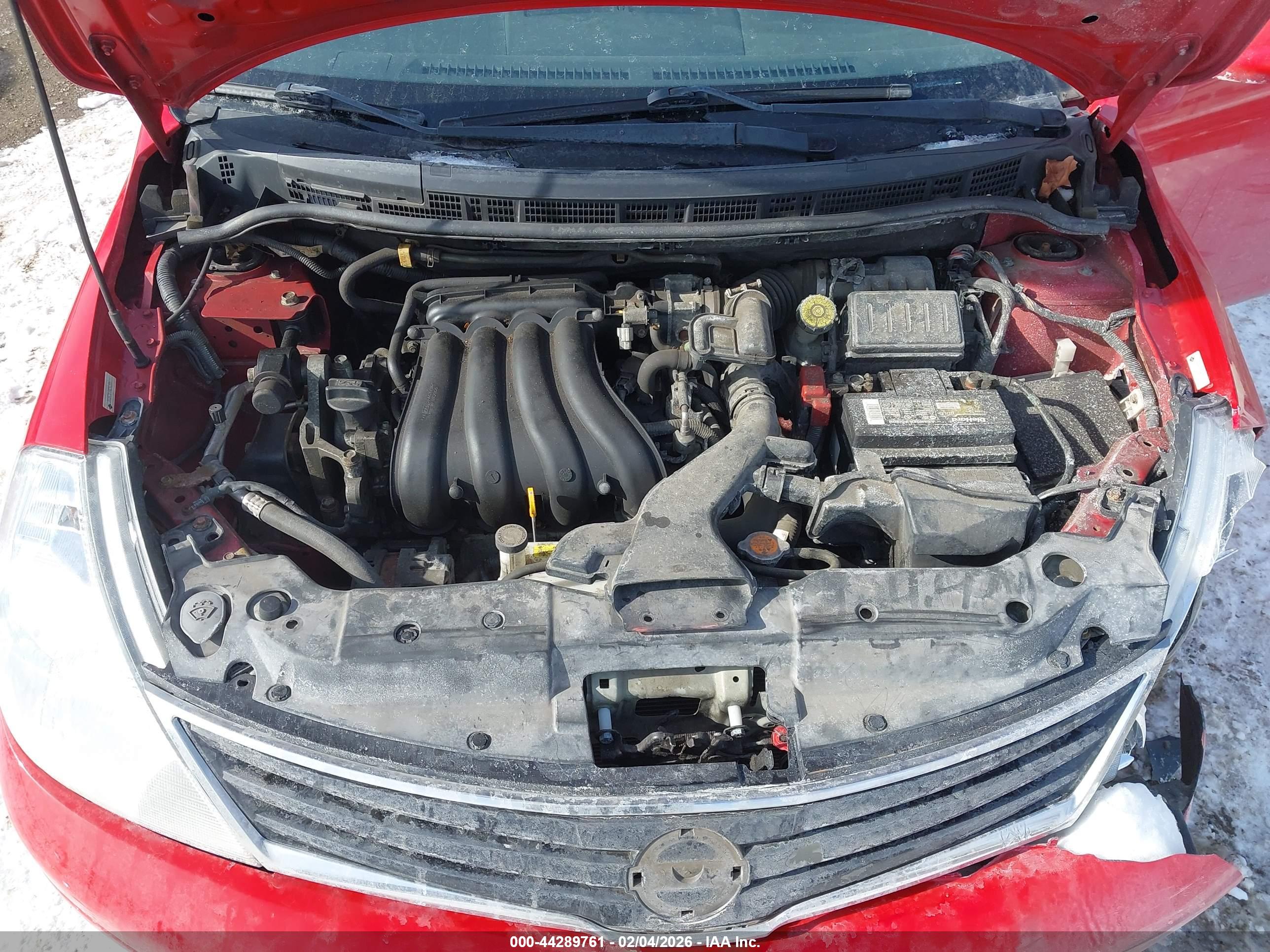 NISSAN VERSA image 10