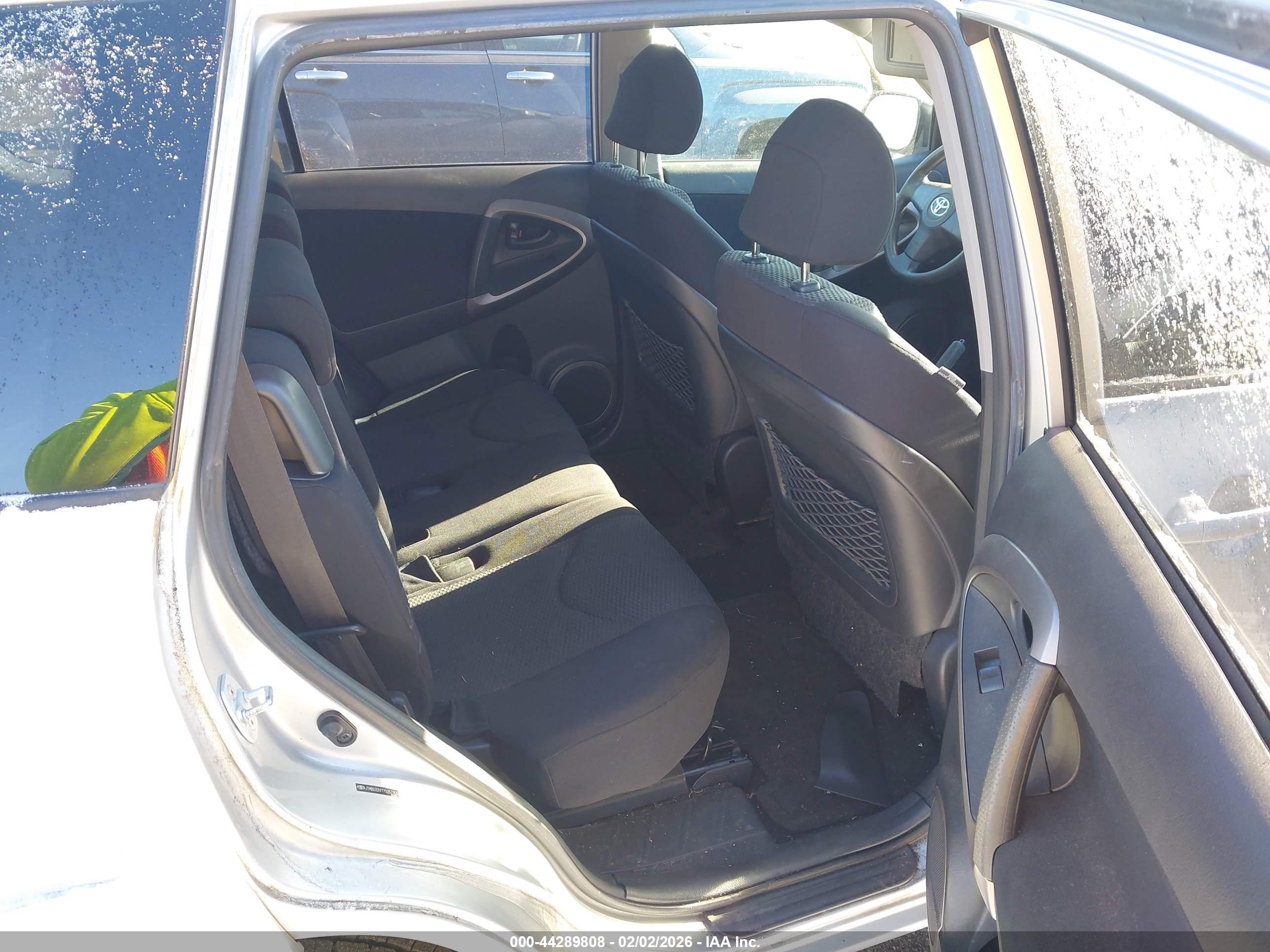 TOYOTA RAV4 image 8