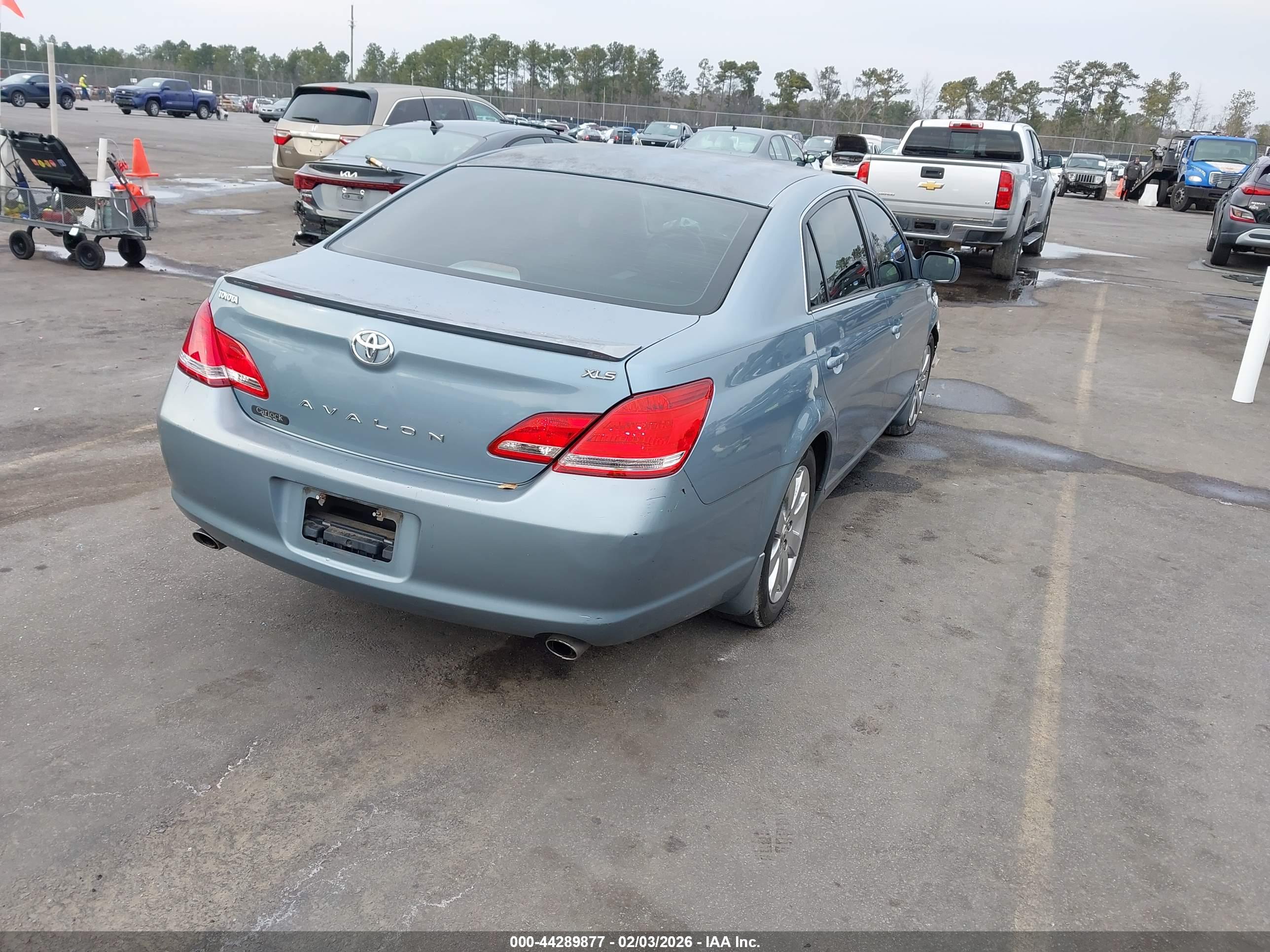 TOYOTA AVALON image 4