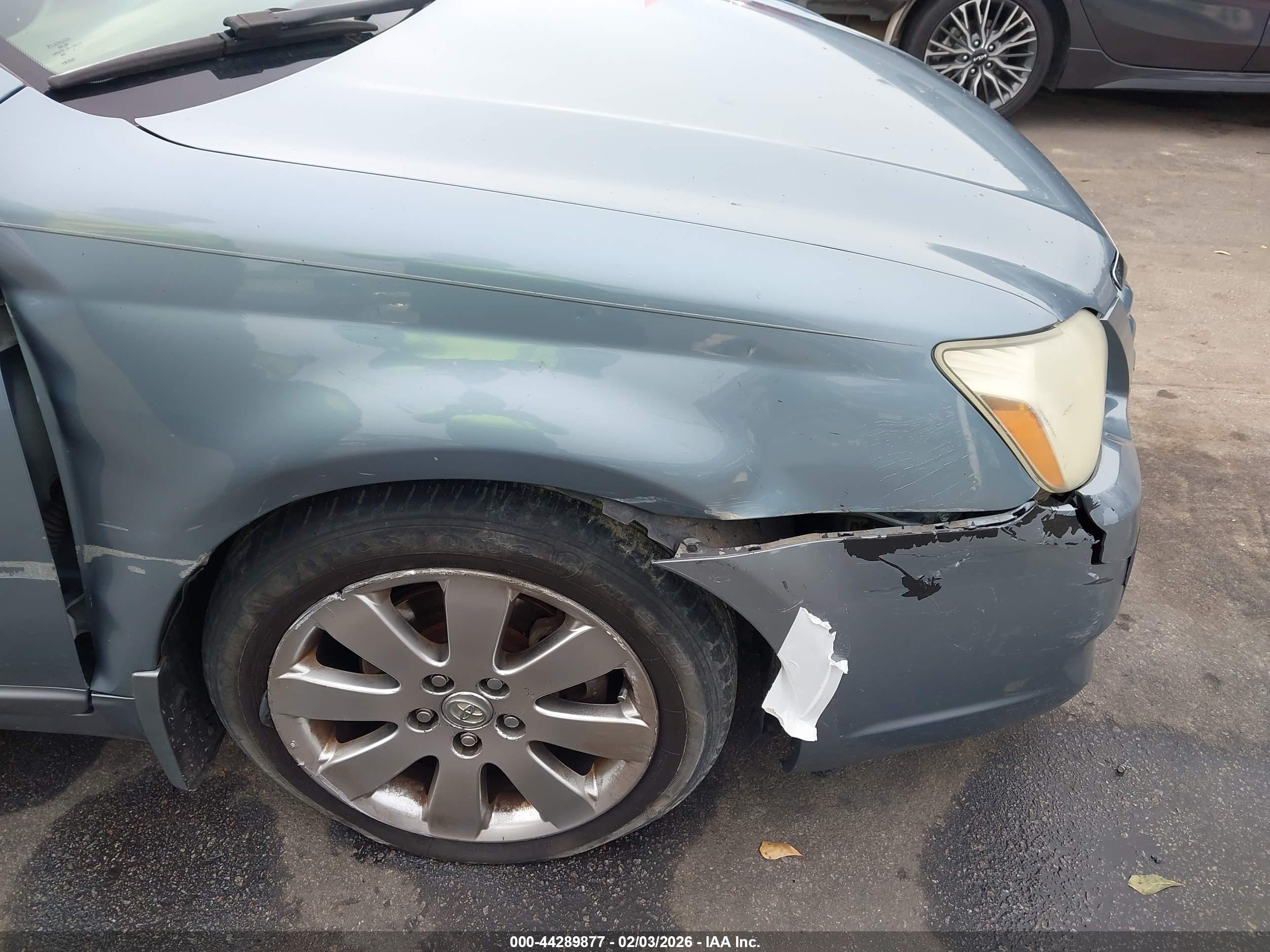 TOYOTA AVALON image 6