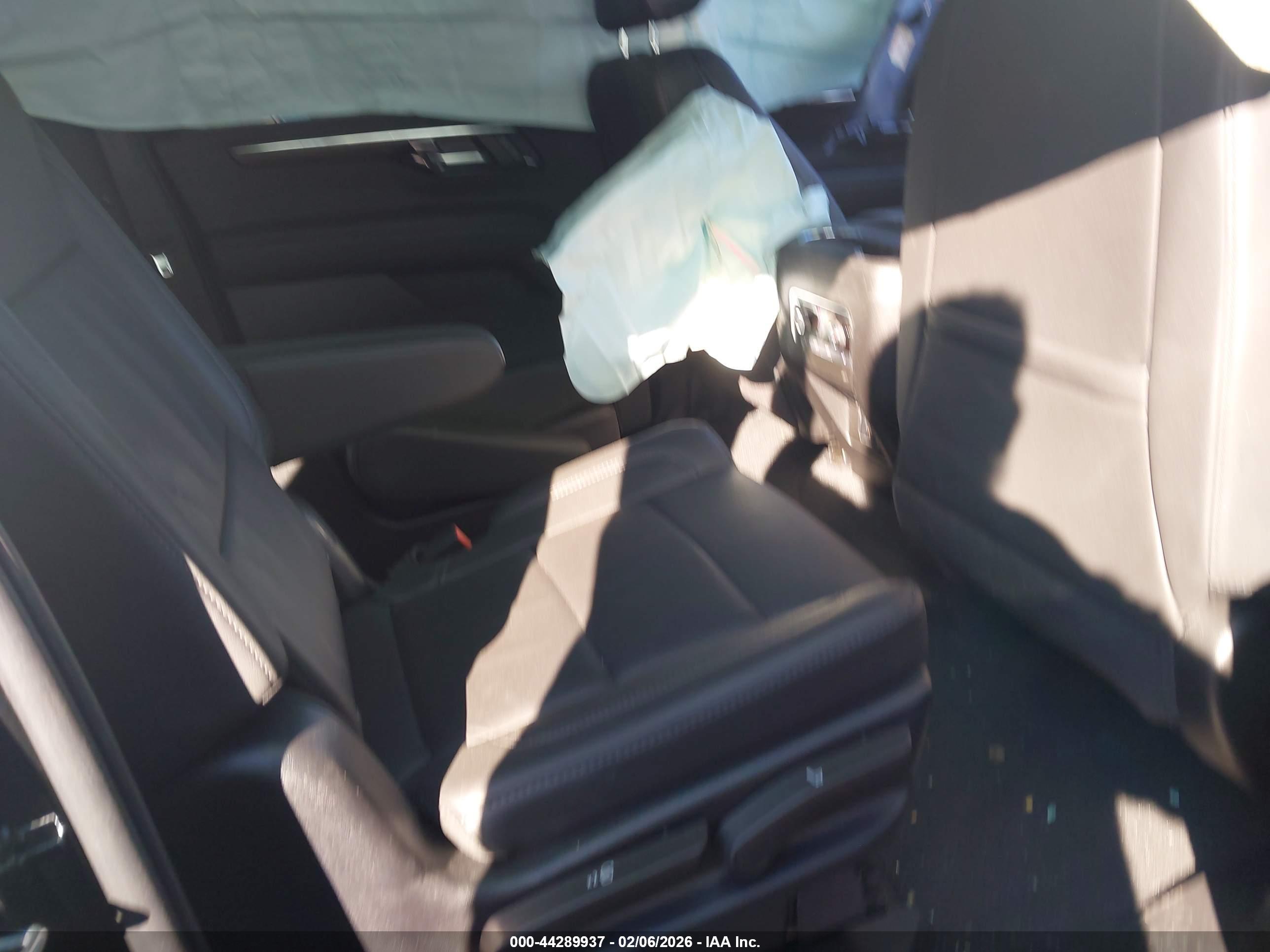 CHEVROLET SUBURBAN image 8