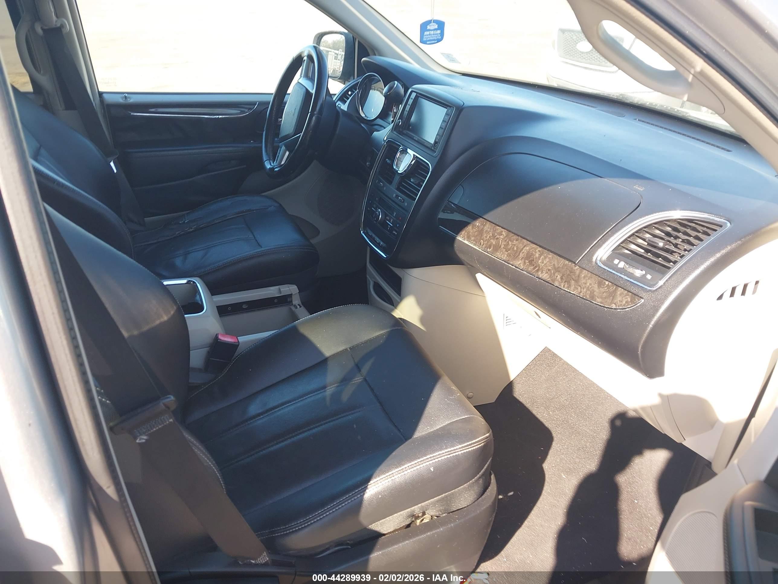 CHRYSLER TOWN image 5
