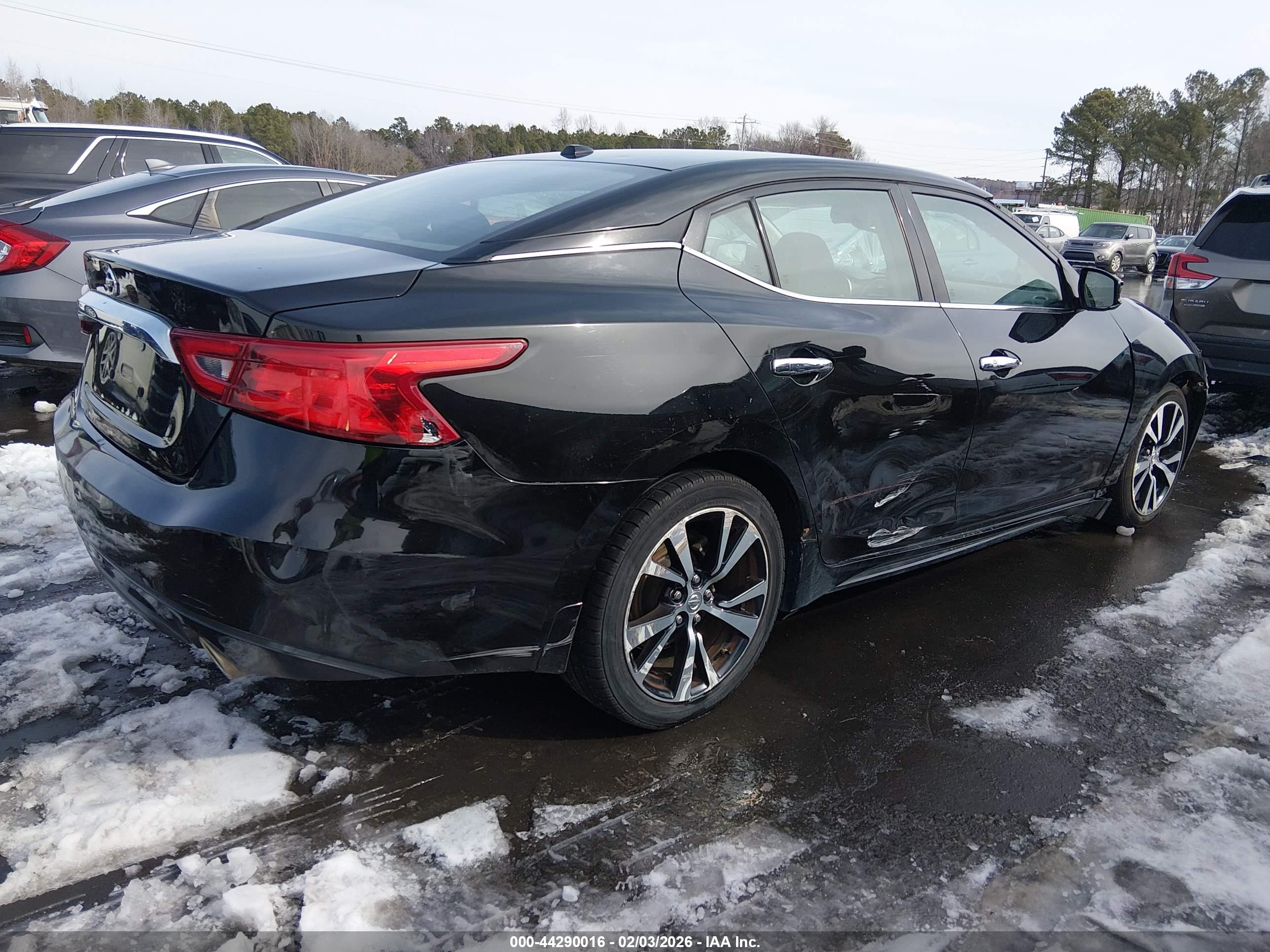 NISSAN MAXIMA image 4