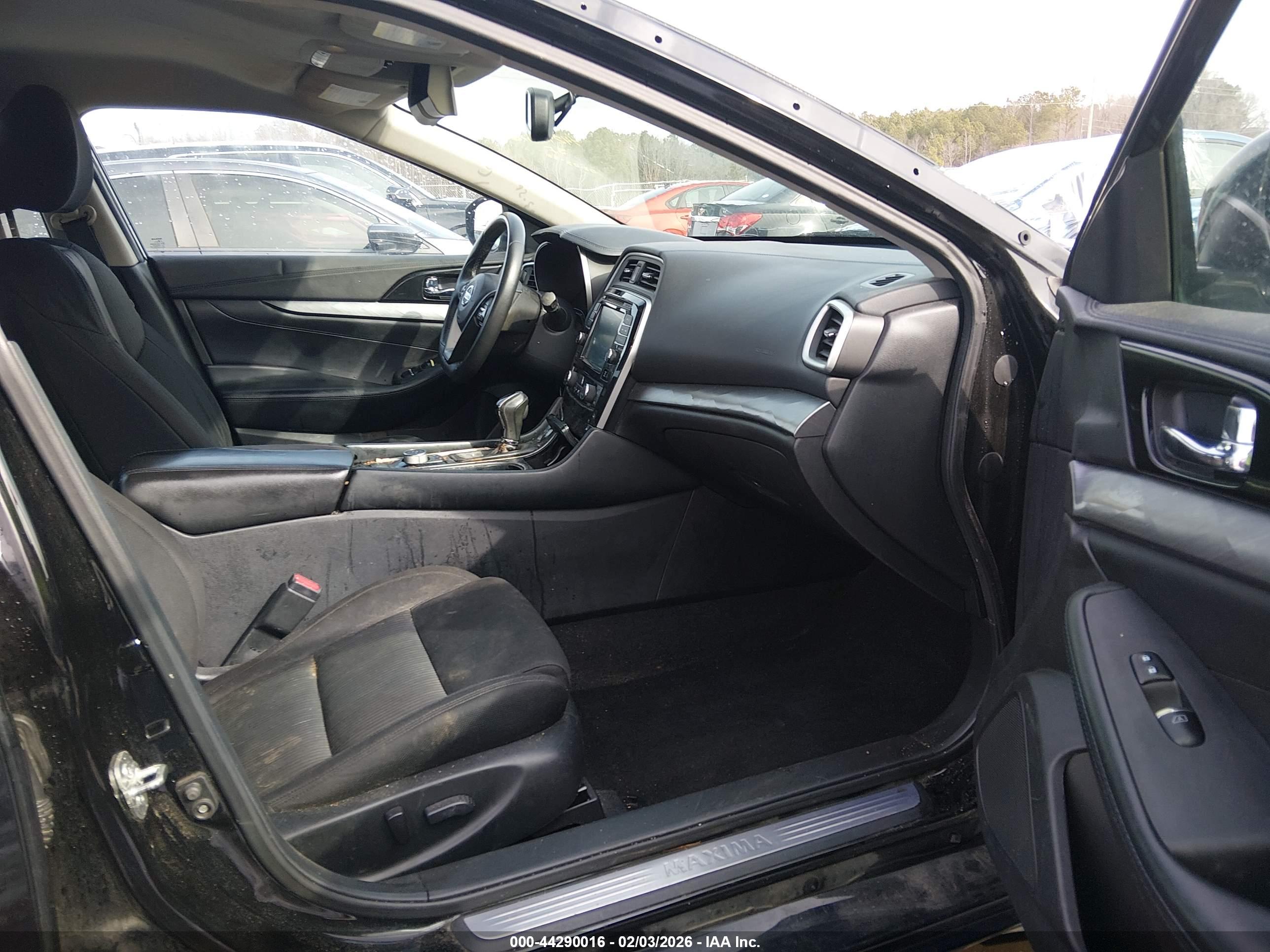 NISSAN MAXIMA image 5
